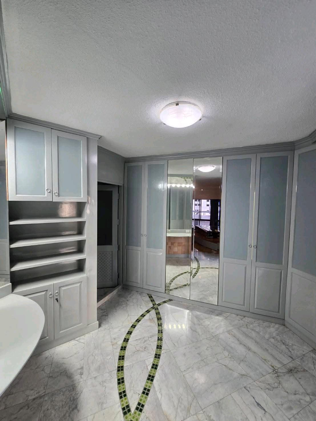 ให้เช่าคอนโดวิทยุ ชิดลม หลังสวน : ขนาดใหญ่ : 245 ตร.ม.ทำเลสุดพรีเมียม• 150 ม. ถึง Central Chidlom• 200 ม. ถึง BTS Chidlom• 300 ม. ถึงโรงเรียน Mater Dei