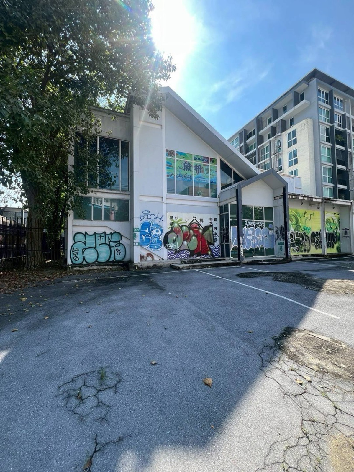 For RentRetail SpaceSukhumvit, Asoke, Thonglor : Land for rent, 219 square wah, Soi Thonglor 20, has an old building, can only be seen from the outside. The interior is damaged.