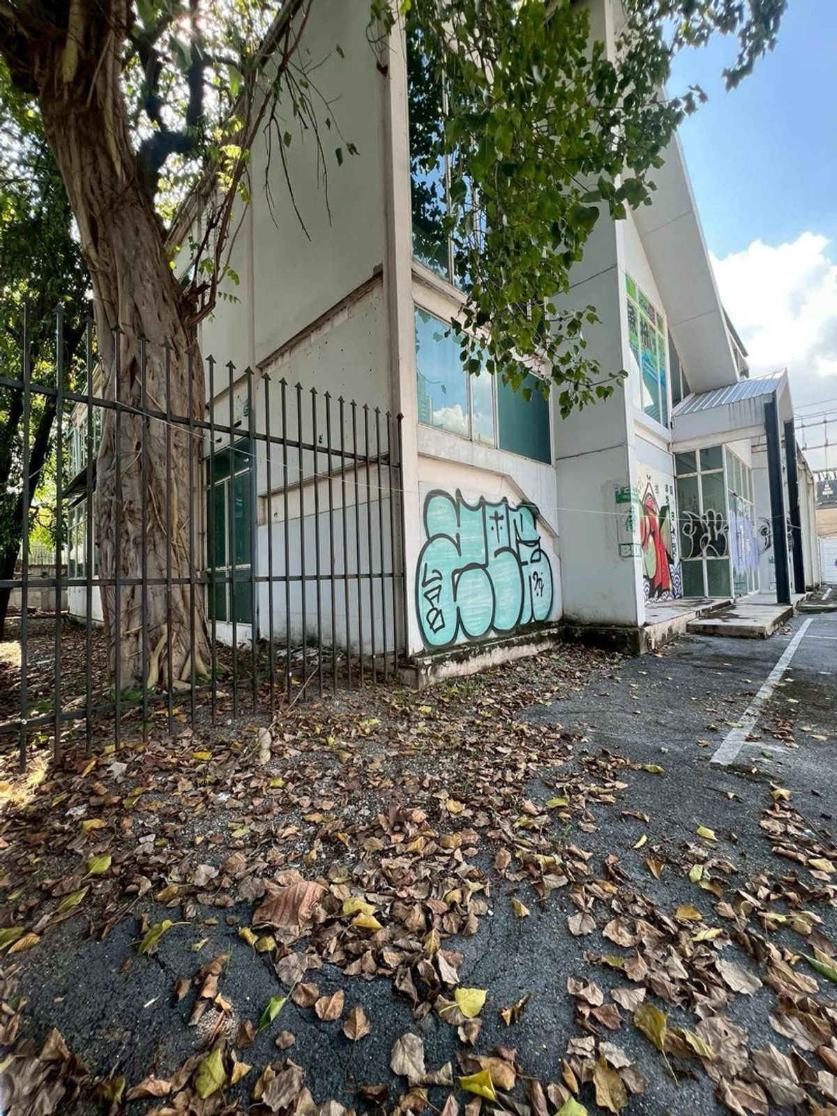 For RentRetail SpaceSukhumvit, Asoke, Thonglor : Land for rent, 219 square wah, Soi Thonglor 20, has an old building, can only be seen from the outside. The interior is damaged.