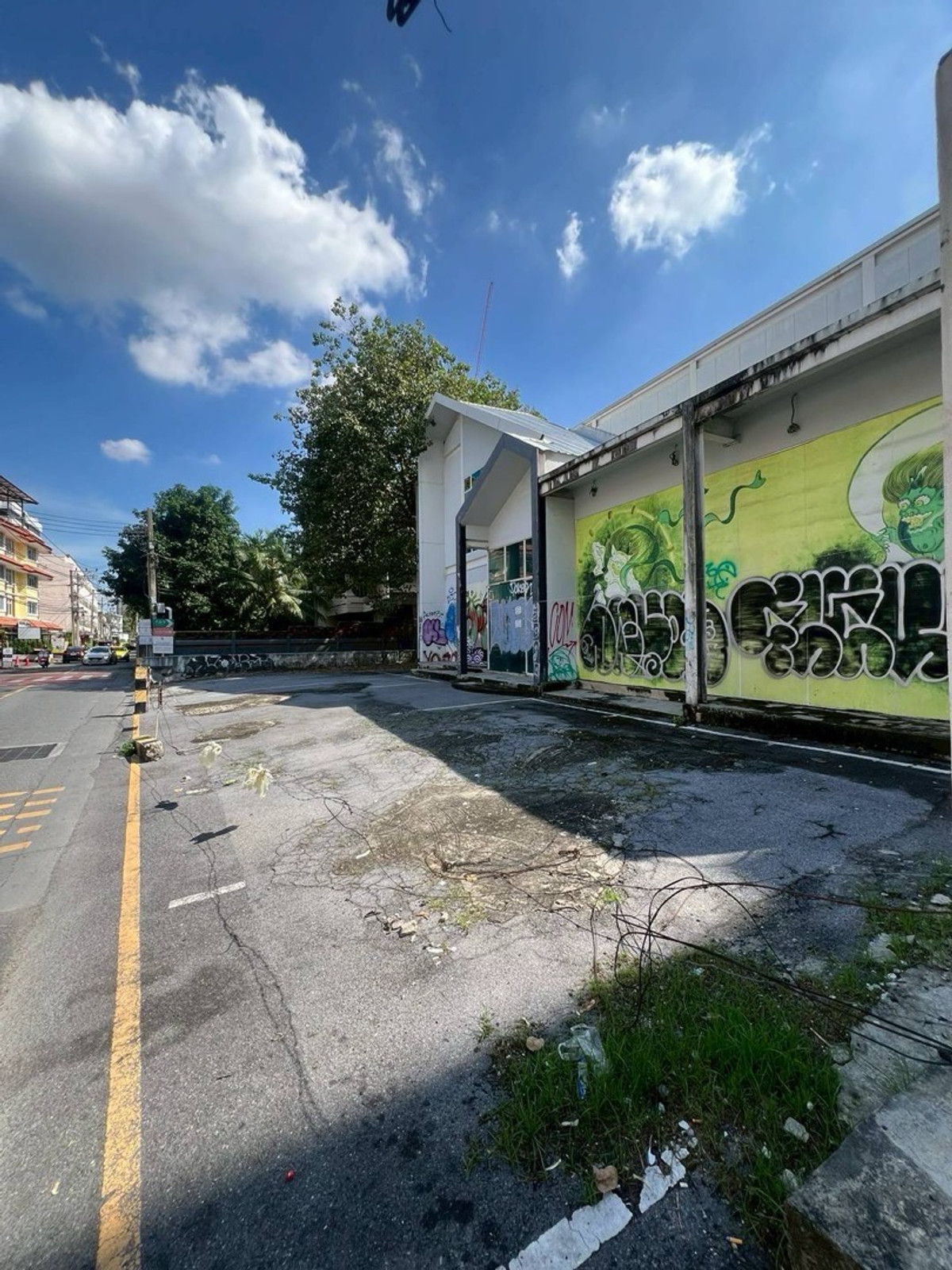 ให้เช่าที่ดินสุขุมวิท อโศก ทองหล่อ : ให้เช่า ที่ดิน 219 ตารางวา ซอยทองหล่อ 20 มีสิ่งปลูกสร้างเก่า ดูได้แต่ภายนอก เช่าตามสภาพ ผู้เช่าต้องมีงบรีโนเวท