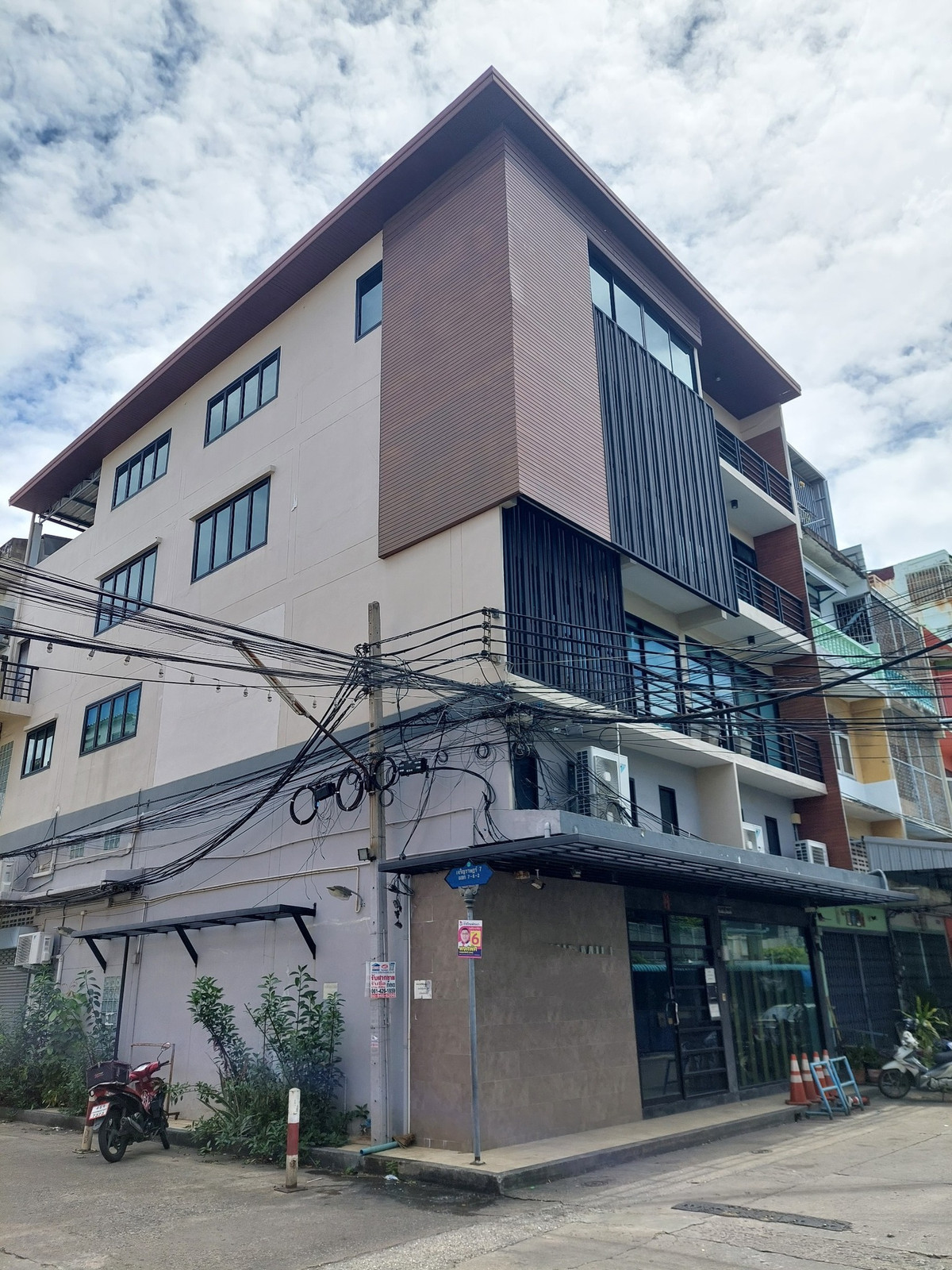 For RentShop HouseSathorn, Narathiwat : HR2982 4-story commercial building for rent, Soi Charoen Rat 7, near HomePro Rama 3, suitable for an office.