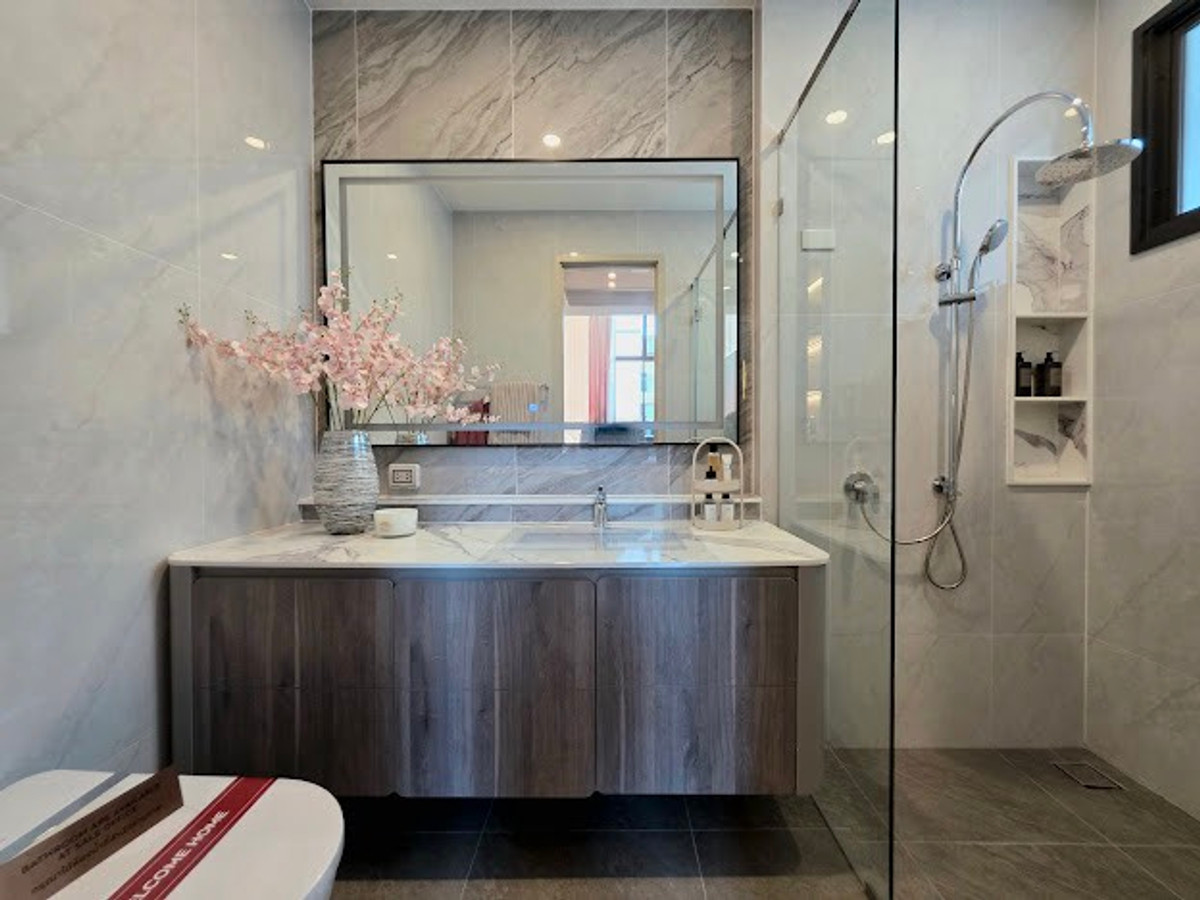 For SaleHouseKaset Nawamin,Ladplakao : 🏠BEON Kaset-Nawamin🌈3-story detached house, size 635 sq m, 87 sq m, 5 bedrooms, 6 bathrooms, 4 parking spaces, starting at 44.3 MB. Contact to make an appointment to view Tel.0922635410 (Earth)