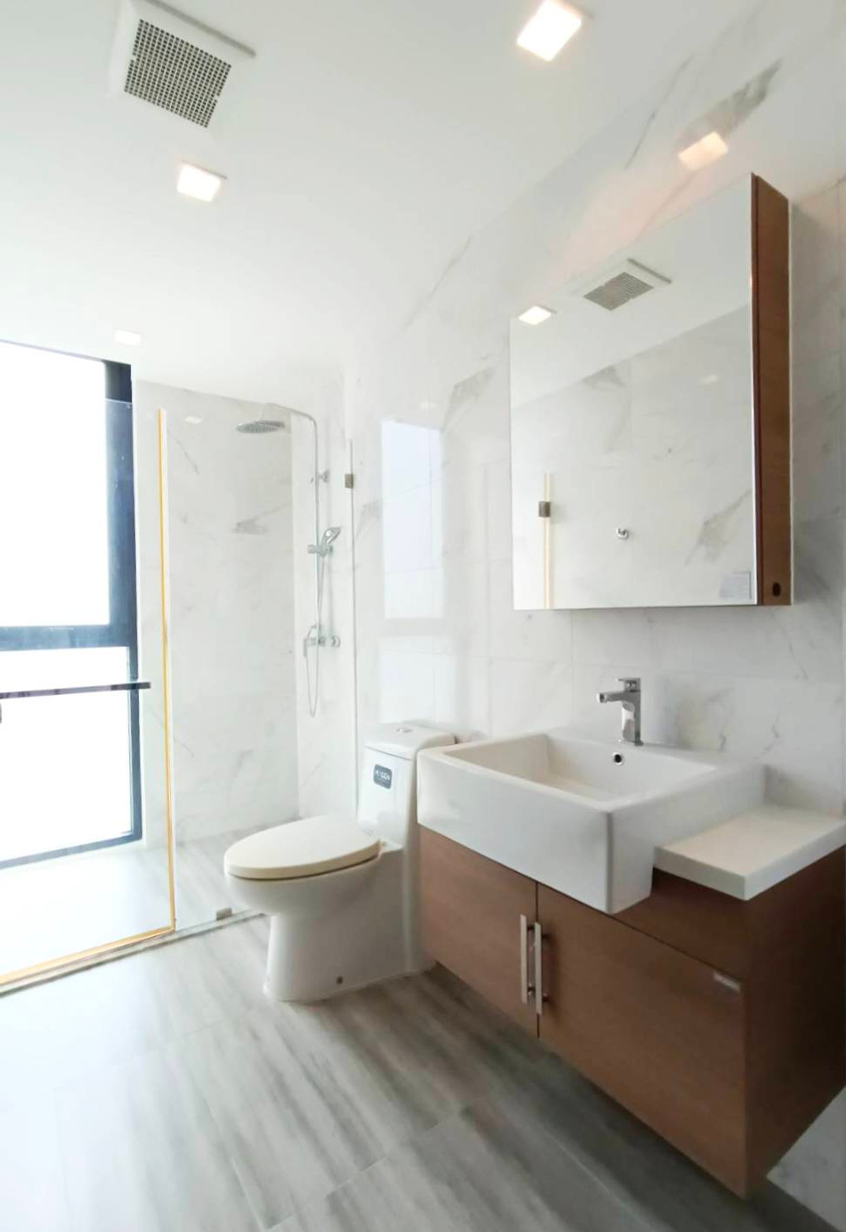 For RentCondoRama9, Petchburi, RCA : Condo for rent, The Remarkable, large room, 55 sq m, fully furnished, ready to move in, close to Bangkok Hospital only 100 m.