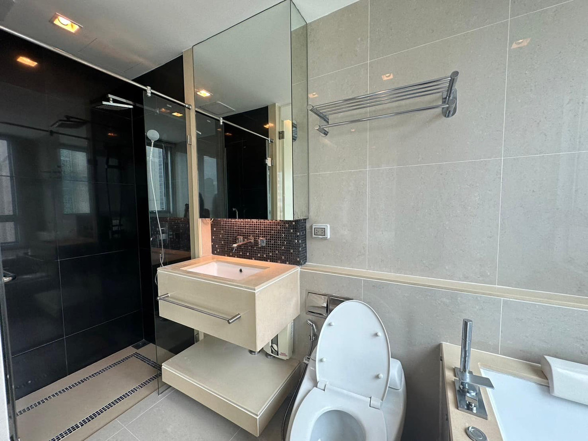 For SaleCondoRama9, Petchburi, RCA : For Sale 2 bedrooms 2 bathrooms. Comfortable for the whole family. Near leading schools, Convenient both MRT Phetchaburi and close to the expressway. Location in the heart of the city, at a price of less than 140,000/sq.m.