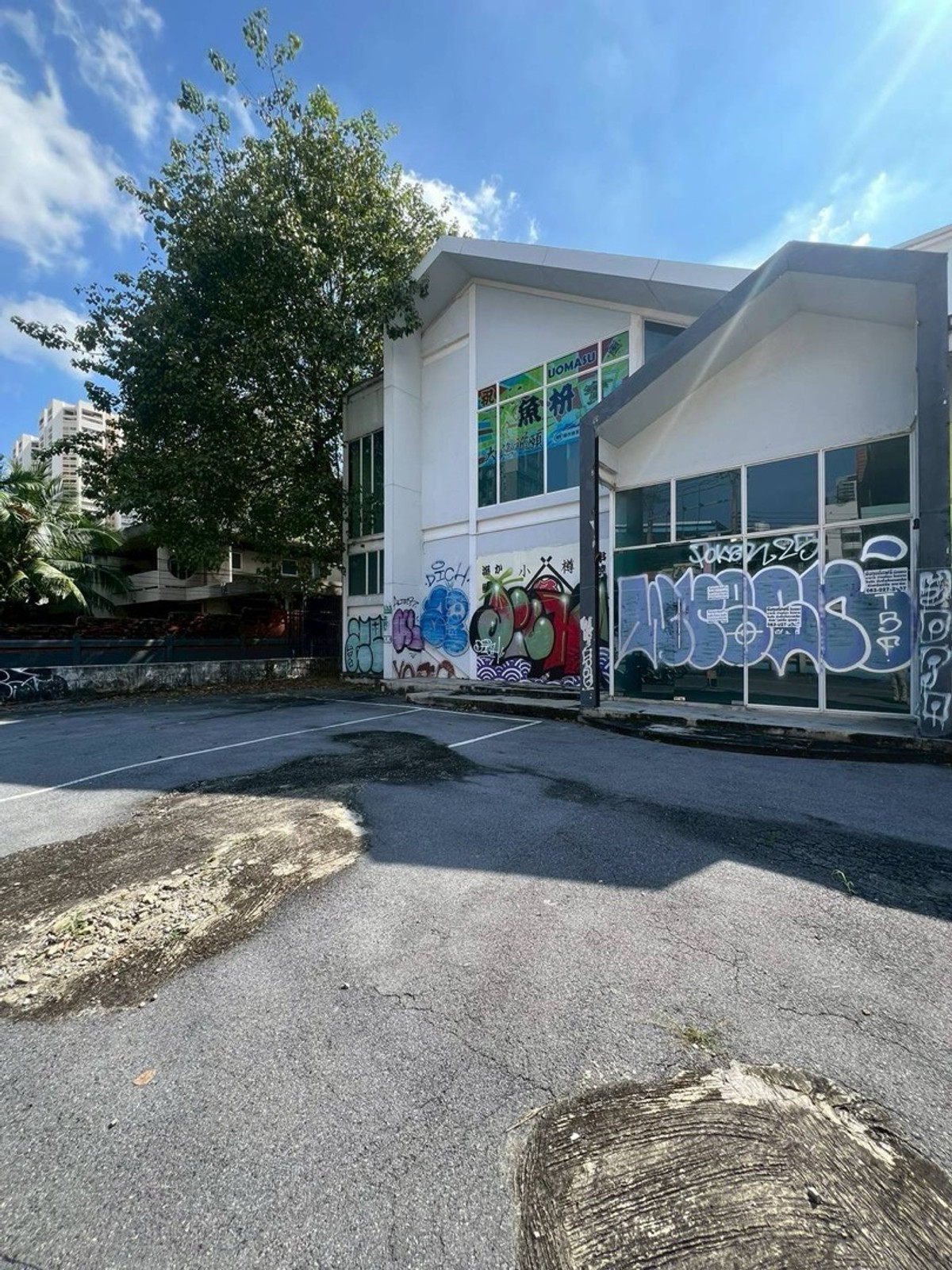 For RentRetail SpaceSukhumvit, Asoke, Thonglor : Land for rent, 219 square wah, Soi Thonglor 20, has an old building, can only be seen from the outside. The interior is damaged.