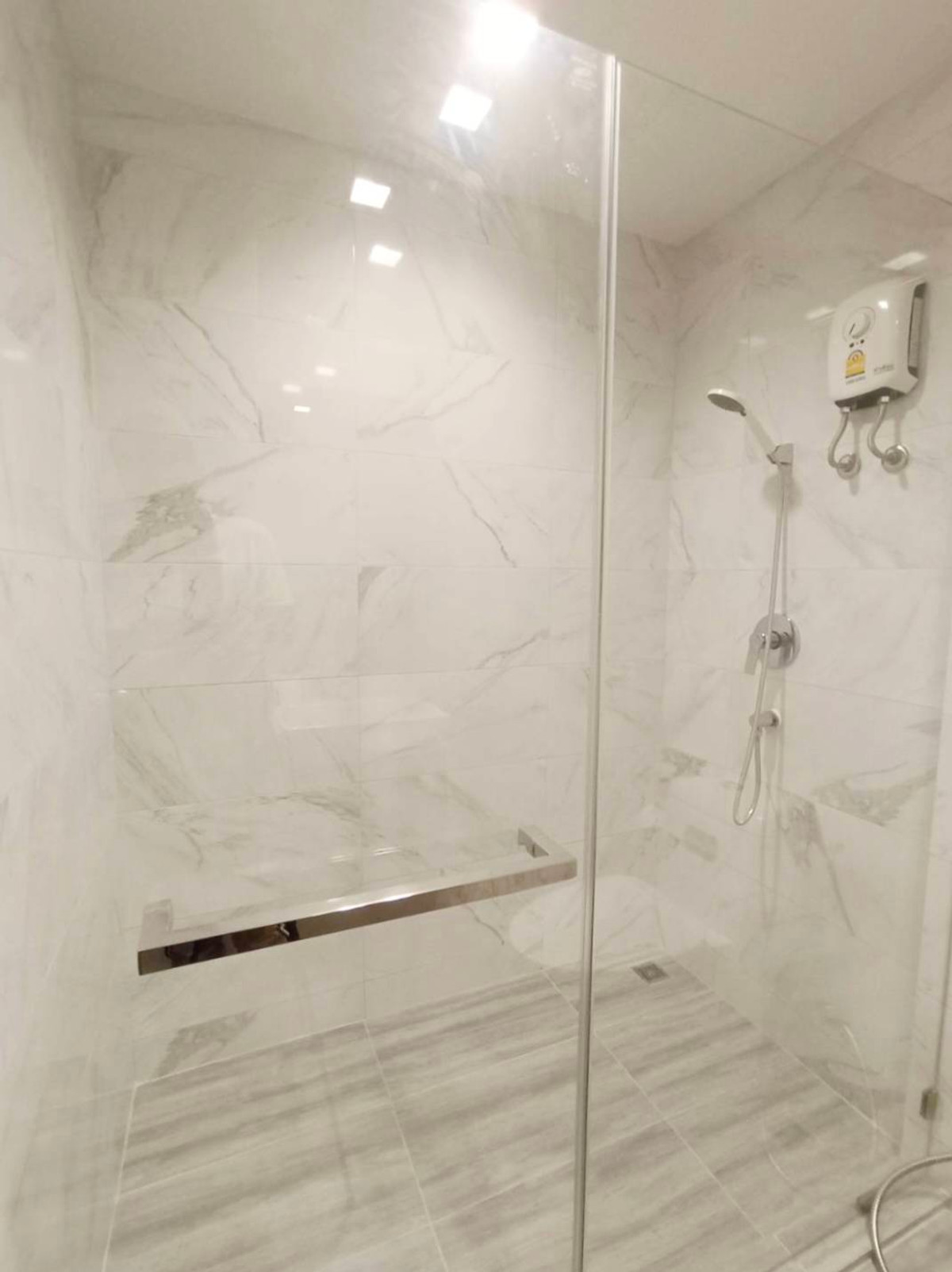 For RentCondoRama9, Petchburi, RCA : Condo for rent, The Remarkable, large room, 55 sq m, fully furnished, ready to move in, close to Bangkok Hospital only 100 m.