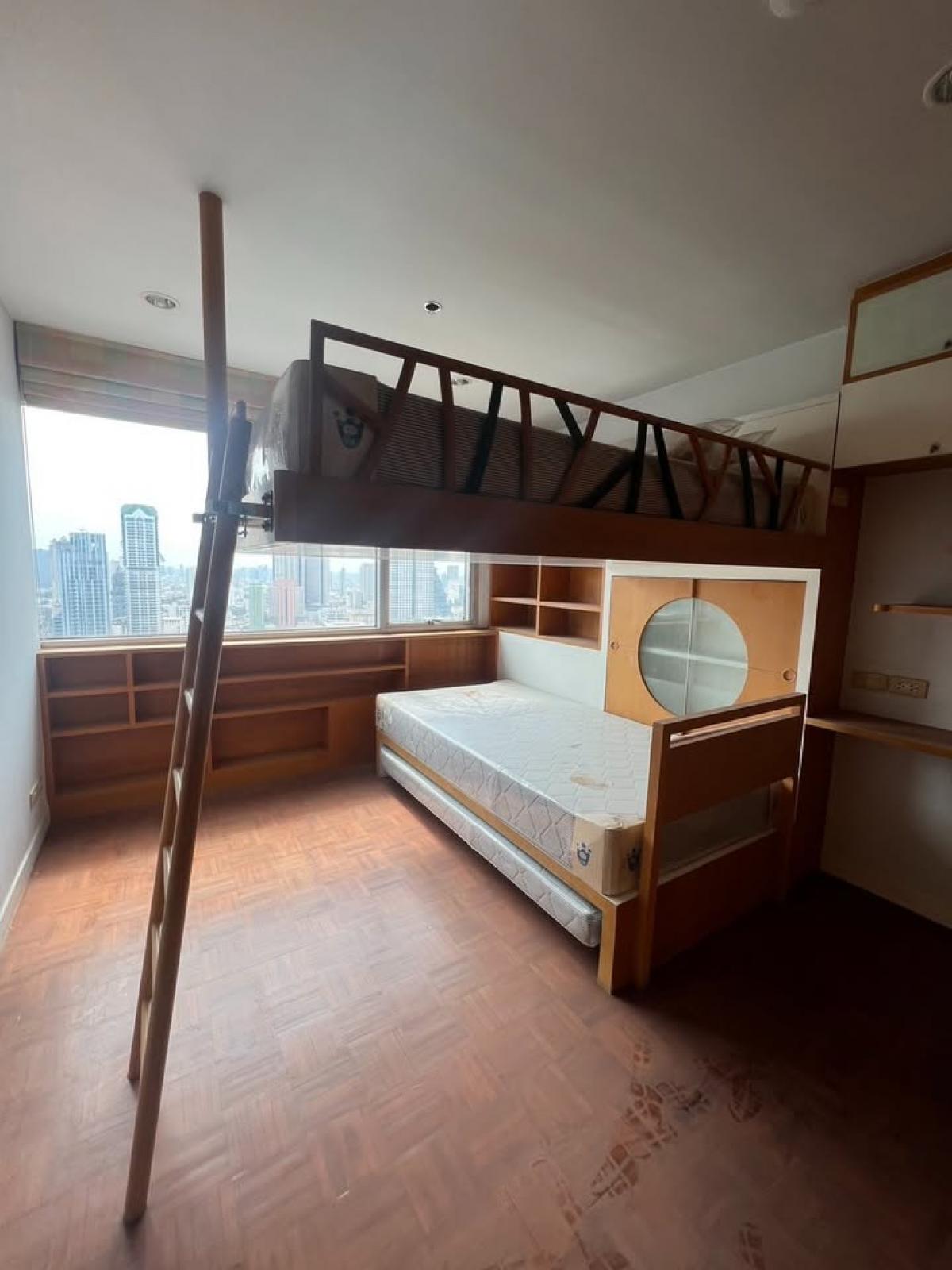 ขายคอนโดสีลม ศาลาแดง บางรัก : 28/02/2026, รวมค่าโอนคอนโดหรู Silom Suites 3 ห้องนอน ใกล้ BTS Saint Louis พื้นที่กว้าง 114 ตร.ม. ราคาพิเศษ 11.33 ลบ. รีบจับจอง!