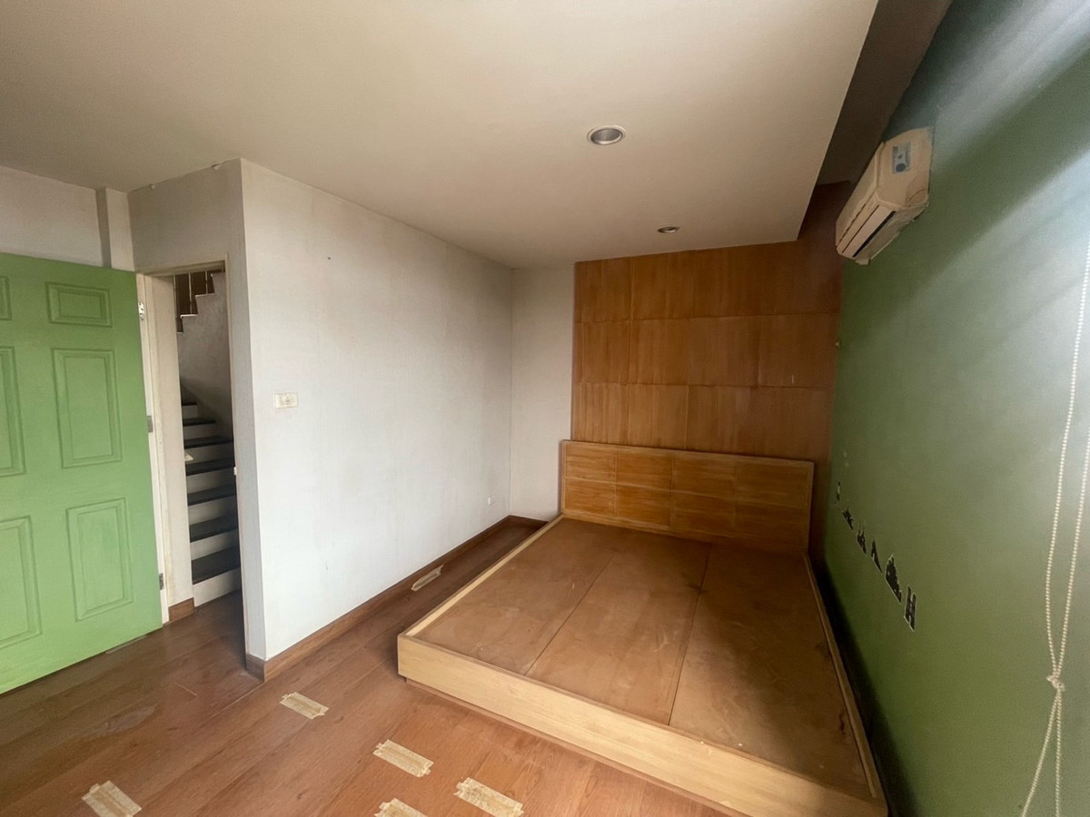 For SaleTownhomeEakachai, Bang Bon : Townhome for sale, 3 and a half floors, Green Place Village, Chom Thong 13, corner house, Main Road, no house opposite. Added decorations already.