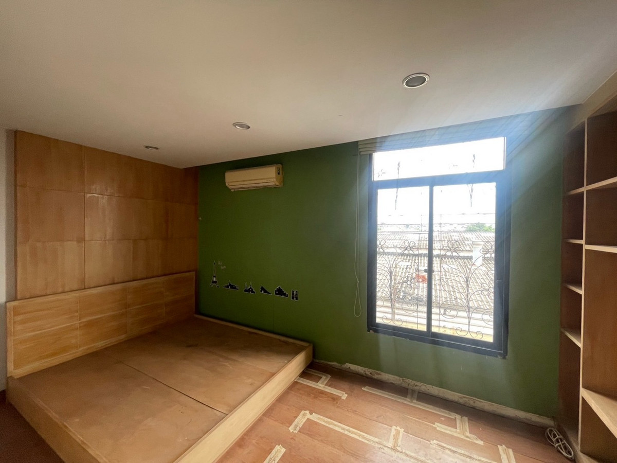 For SaleTownhomeEakachai, Bang Bon : Townhome for sale, 3 and a half floors, Green Place Village, Chom Thong 13, corner house, Main Road, no house opposite. Added decorations already.