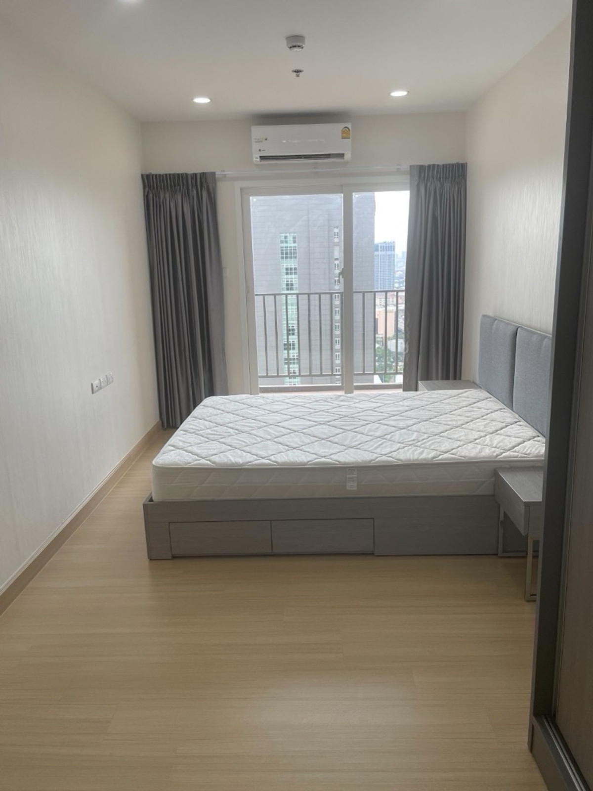 For RentCondoRamkhamhaeng, Hua Mak : 两间房（一间卧室+一间工作室）。2025年11月19日起可出租，家具齐全，配备电器设备。