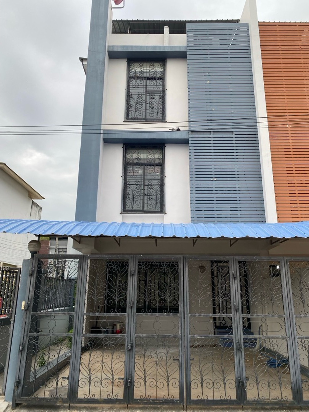 For SaleTownhomeEakachai, Bang Bon : Townhome for sale, 3 and a half floors, Green Place Village, Chom Thong 13, corner house, Main Road, no house opposite. Added decorations already.