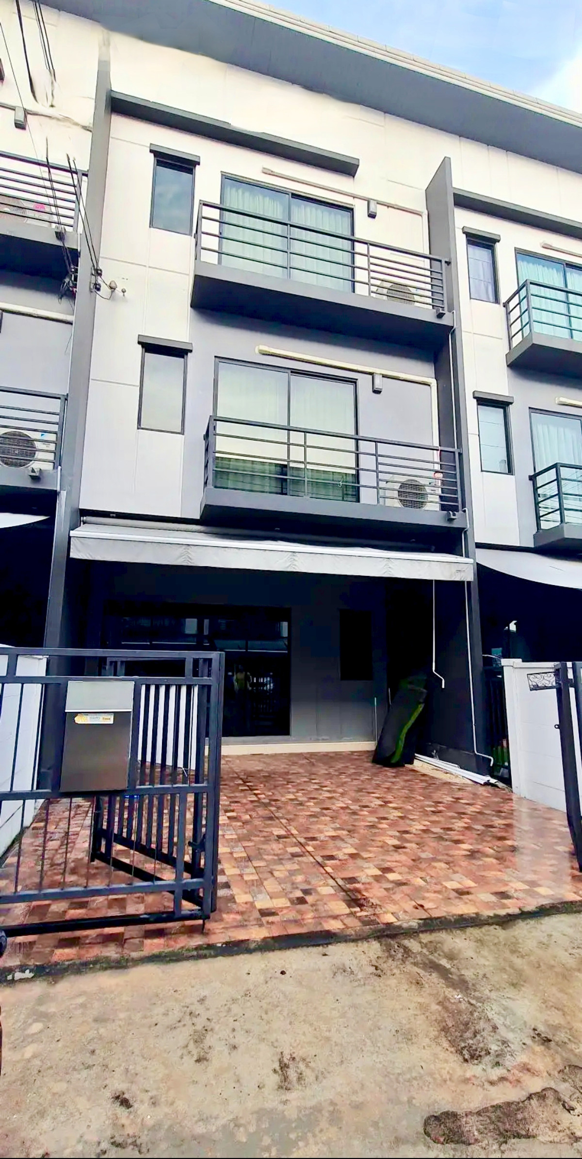 For RentTownhomeNonthaburi, Bang Yai, Bangbuathong : For sale/rent, 3-story townhomes, Baan Klang Muang. Ratchaphruek-Rattanathibet