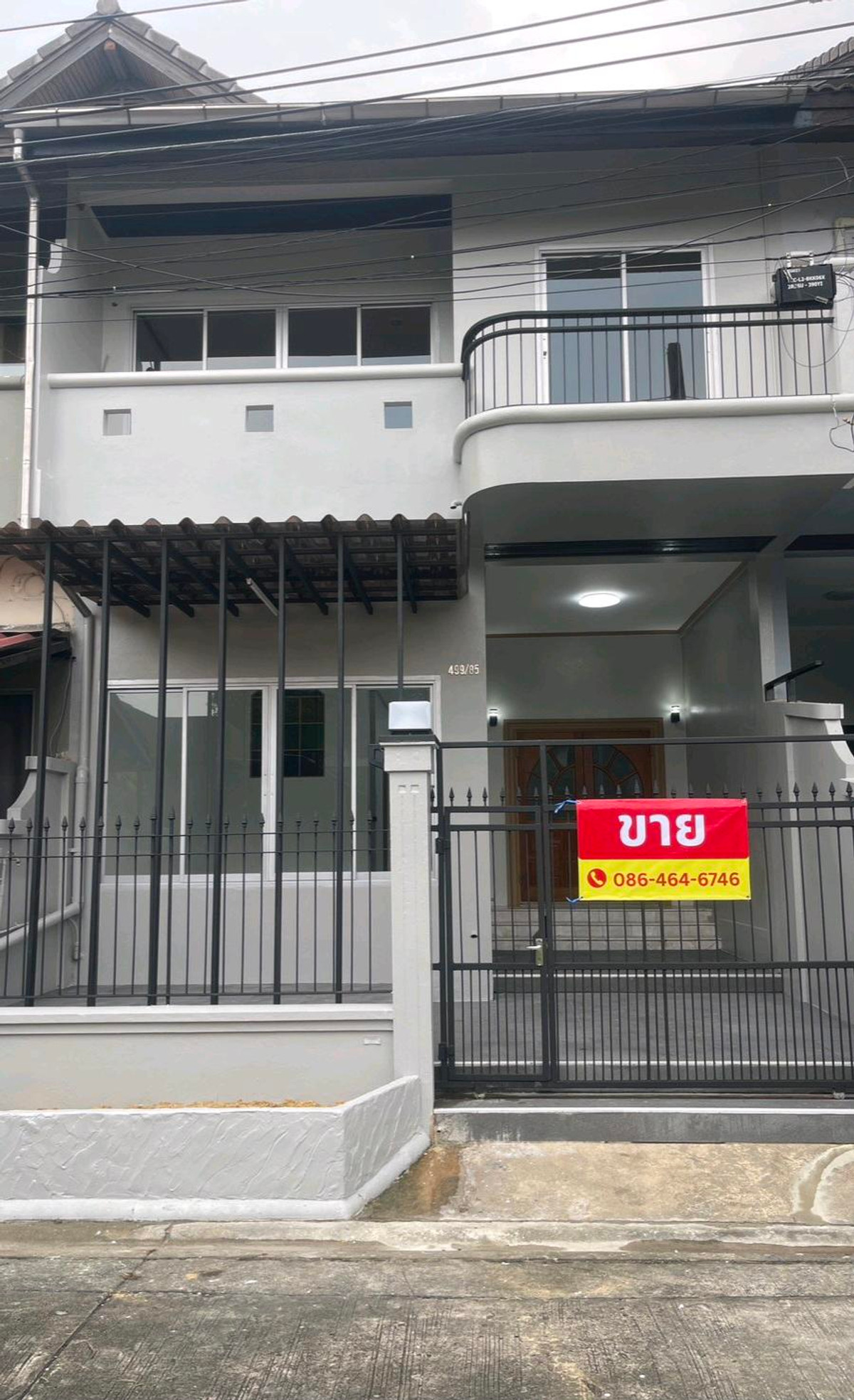 For SaleTownhomeLadprao101, Happy Land, The Mall Bang Kapi : Urgent sale, 2-story townhouse, large house, good location, Fueang Fa Village. Happyland Road, Khlong Chan, Bang Kapi