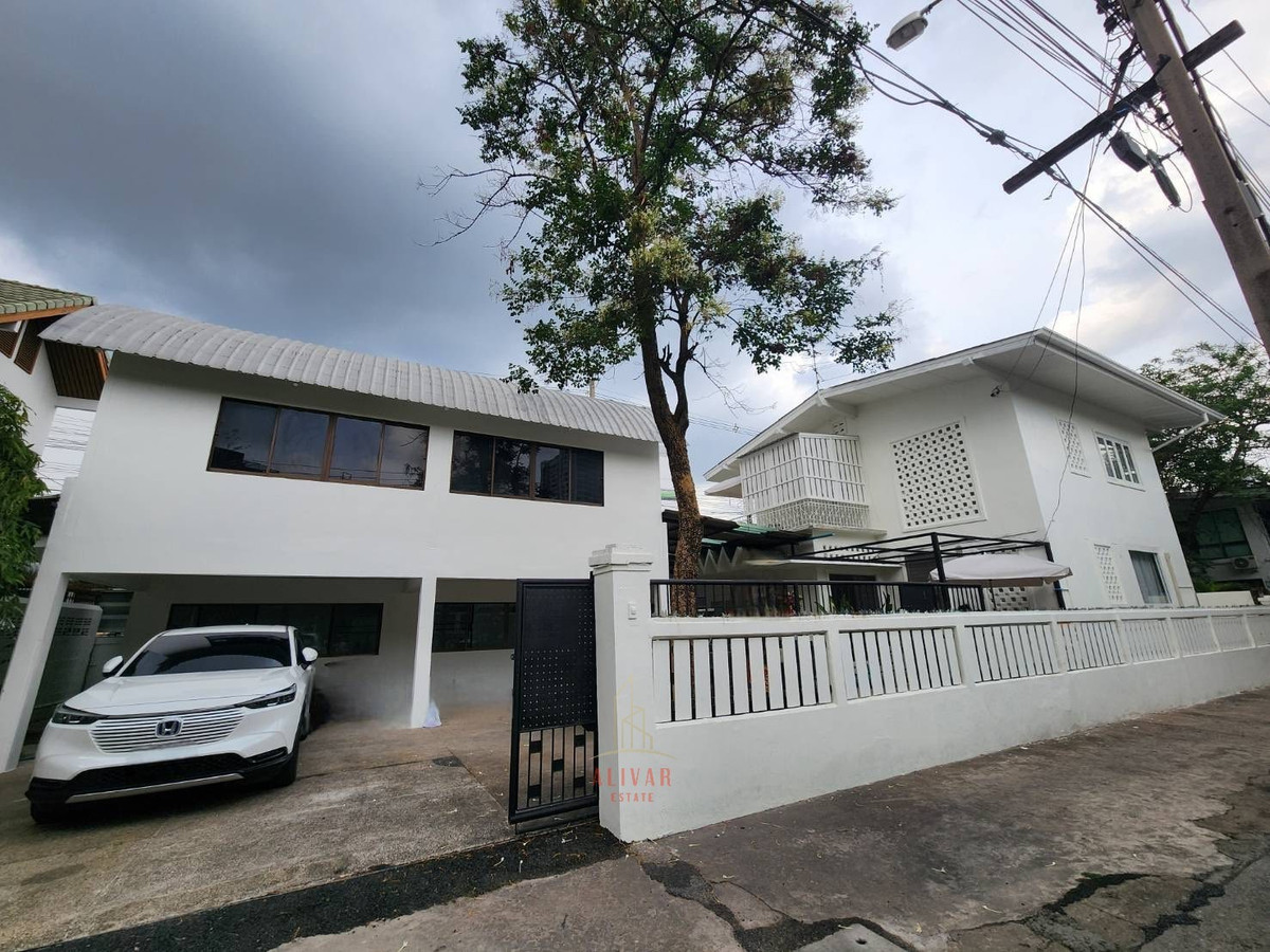 For RentHouseLadprao, Central Ladprao : RH110425 For rent, 2-story detached house, 5 bedrooms, Lat Phrao area, near MRT Phahon Yothin.