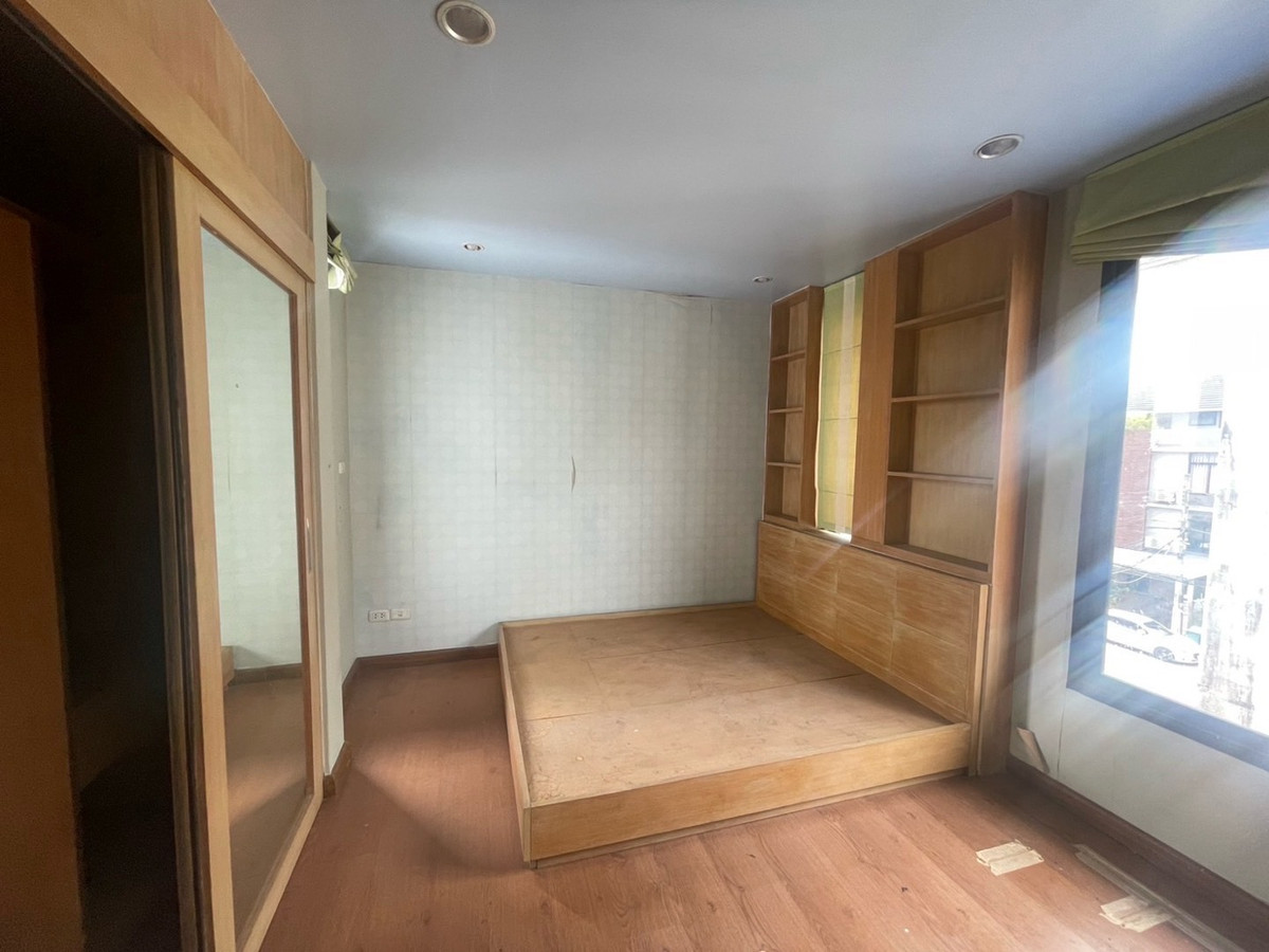 For SaleTownhomeEakachai, Bang Bon : Townhome for sale, 3 and a half floors, Green Place Village, Chom Thong 13, corner house, Main Road, no house opposite. Added decorations already.