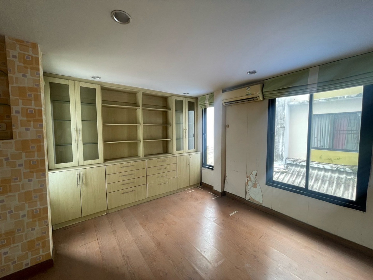 For SaleTownhomeEakachai, Bang Bon : Townhome for sale, 3 and a half floors, Green Place Village, Chom Thong 13, corner house, Main Road, no house opposite. Added decorations already.