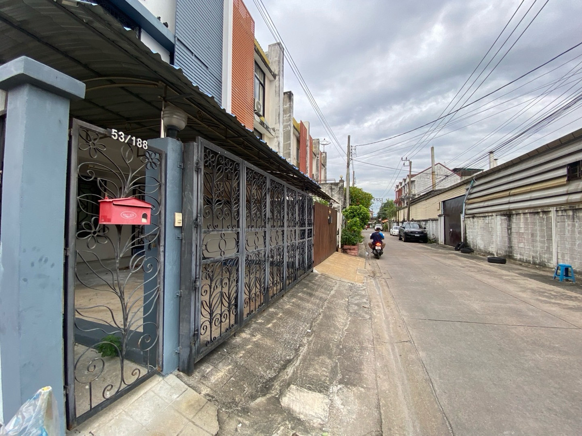 For SaleTownhomeEakachai, Bang Bon : Townhome for sale, 3 and a half floors, Green Place Village, Chom Thong 13, corner house, Main Road, no house opposite. Added decorations already.