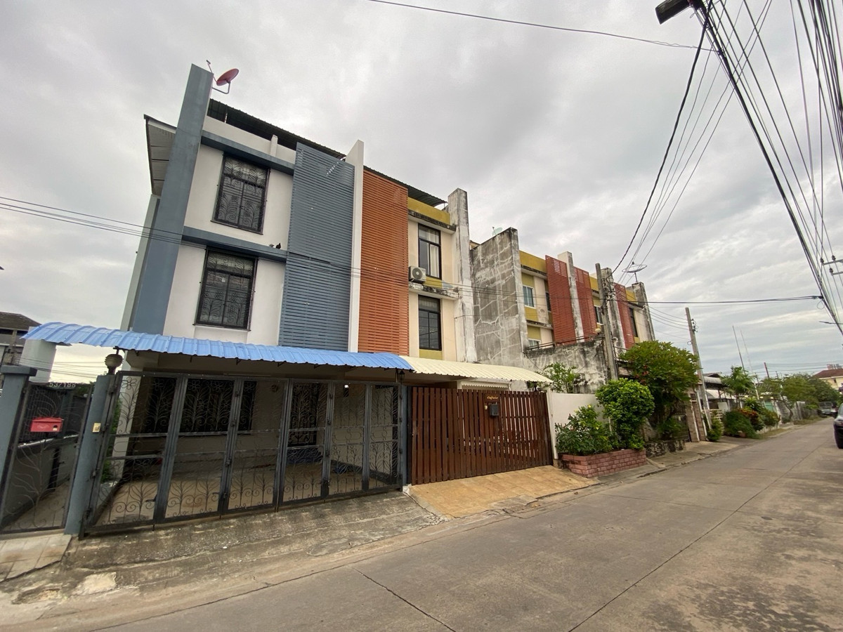 For SaleTownhomeEakachai, Bang Bon : Townhome for sale, 3 and a half floors, Green Place Village, Chom Thong 13, corner house, Main Road, no house opposite. Added decorations already.