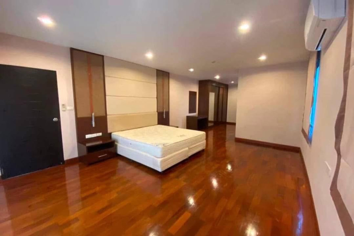 For SaleHouseSukhumvit, Asoke, Thonglor : Condo style house for sale With swimming pool Location in the heart of the city, Sukhumvit 24, on an area of ​​229 sq m., only 5 minutes walk to Emporium bts Phrom Phong.