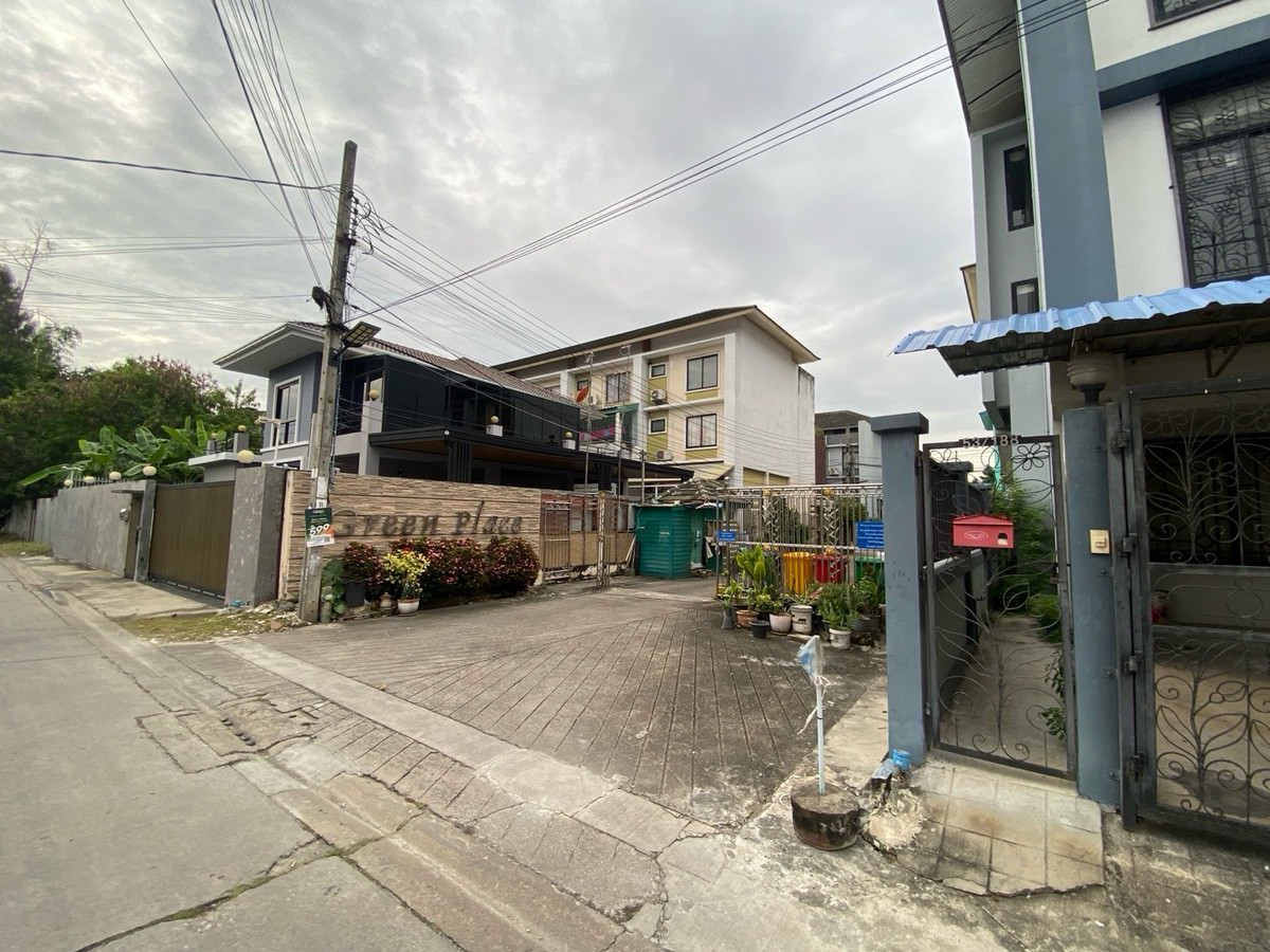 For SaleTownhomeEakachai, Bang Bon : Townhome for sale, 3 and a half floors, Green Place Village, Chom Thong 13, corner house, Main Road, no house opposite. Added decorations already.