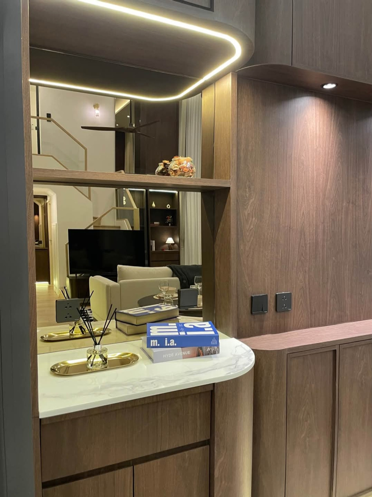 For RentCondoKhlongtoei, Kluaynamthai : Luxury Room🪞 High Ceiling 3bed2bath 91 Sqm/ Life Rama4 Asoke 85,000-