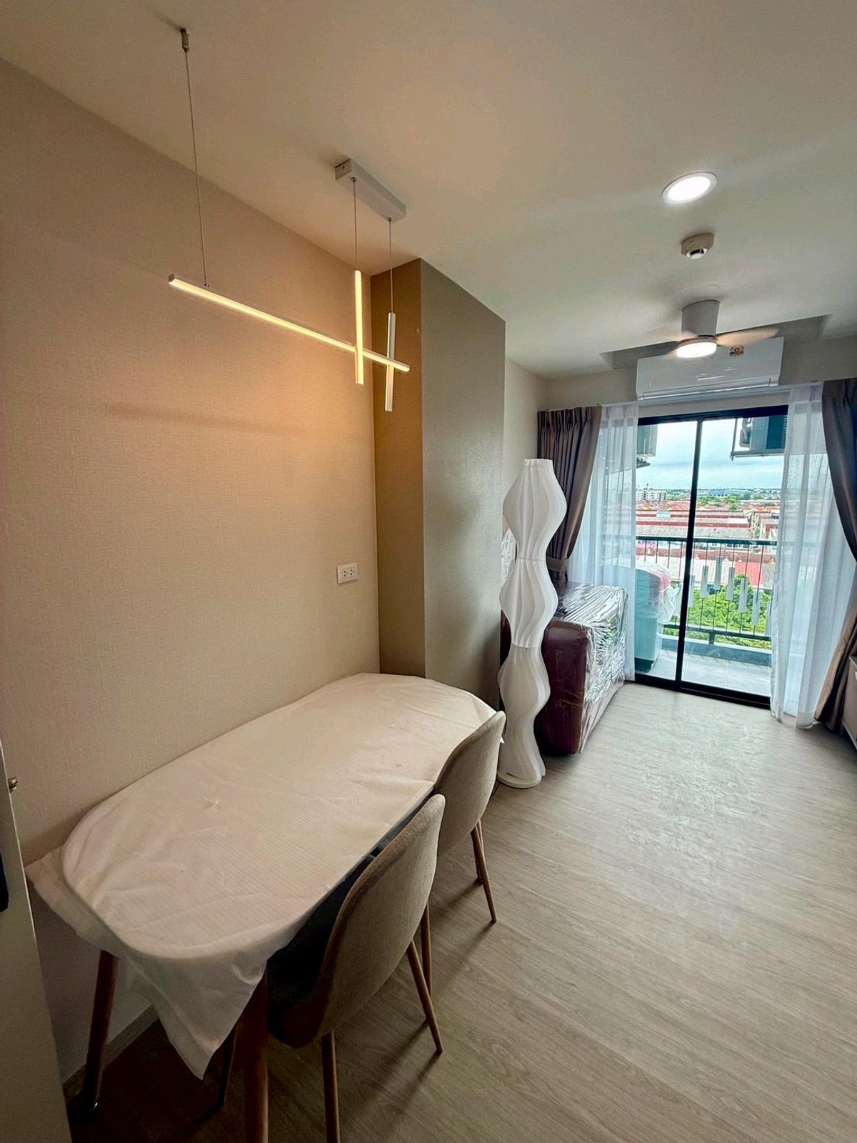 ให้เช่าคอนโดมีนบุรี-ร่มเกล้า : ให้เช่าคอนโด WELA รามคำแหง186 

ตึกใหม่ Wala2 ห้อง 818 
บ้านเลขที่ 364/184 ชั้น 8 
(ขนาด 29 ตร.ม.) 
• 1 นอน : 1 น้ำ

🌟 ตกแต่งครบ หรูหราตรงปก พร้อมเฟอร์นิเจอร์ + เครื่องใช้ไฟฟ้าครบชุด
💎 ปลอดภัย มั่นใจ โครงการผ่านการ Approved โครงสร้าง