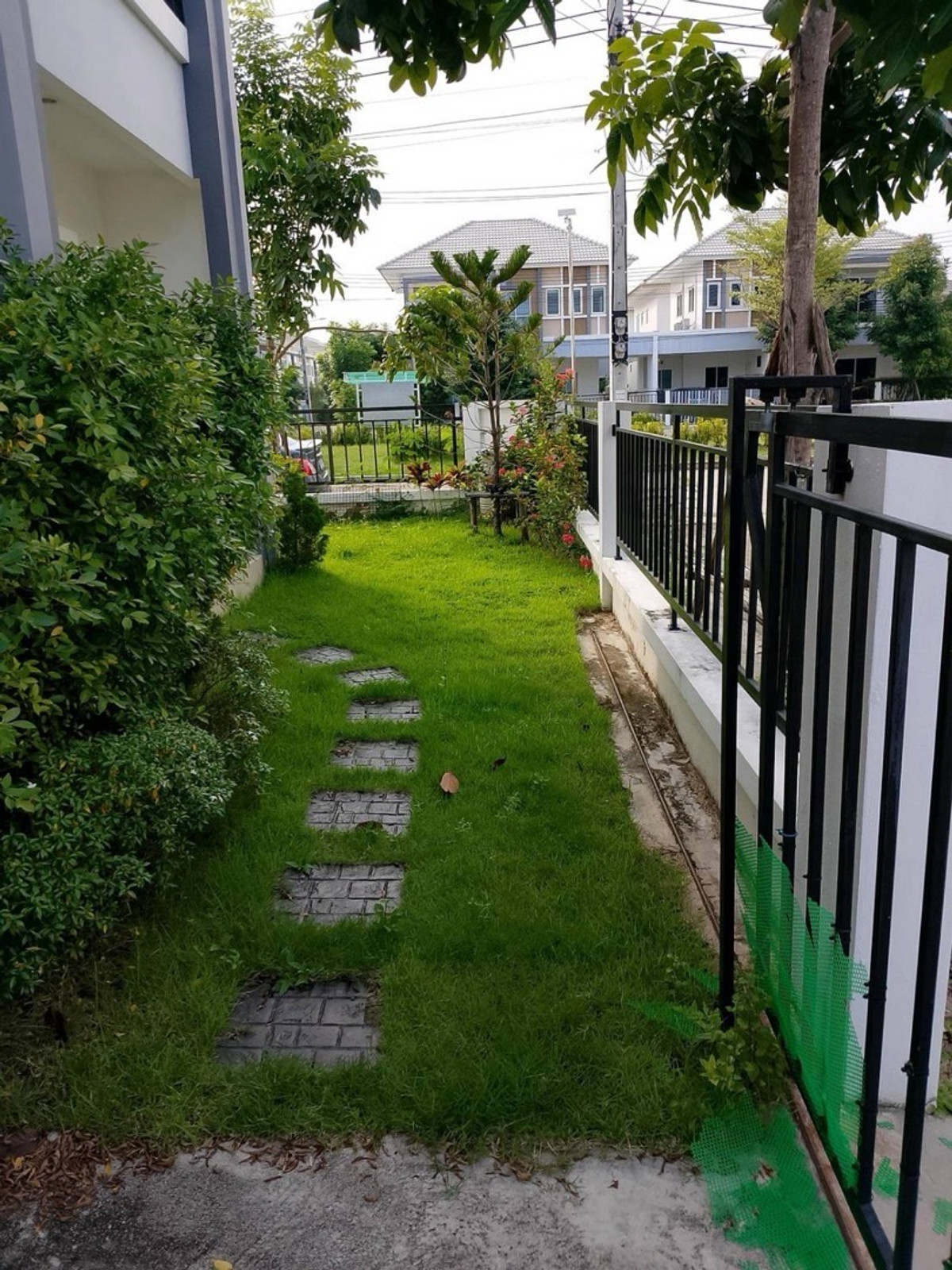 ให้เช่าบ้านสมุทรปราการ สำโรง : ให้เช่าบ้านเดี่ยว ลลิลทาวน์ แลนซีโอ คริป 3 บางนา - สุวรรณภูมิ ใกล้ รพ.บางเสาธง 15 นาที