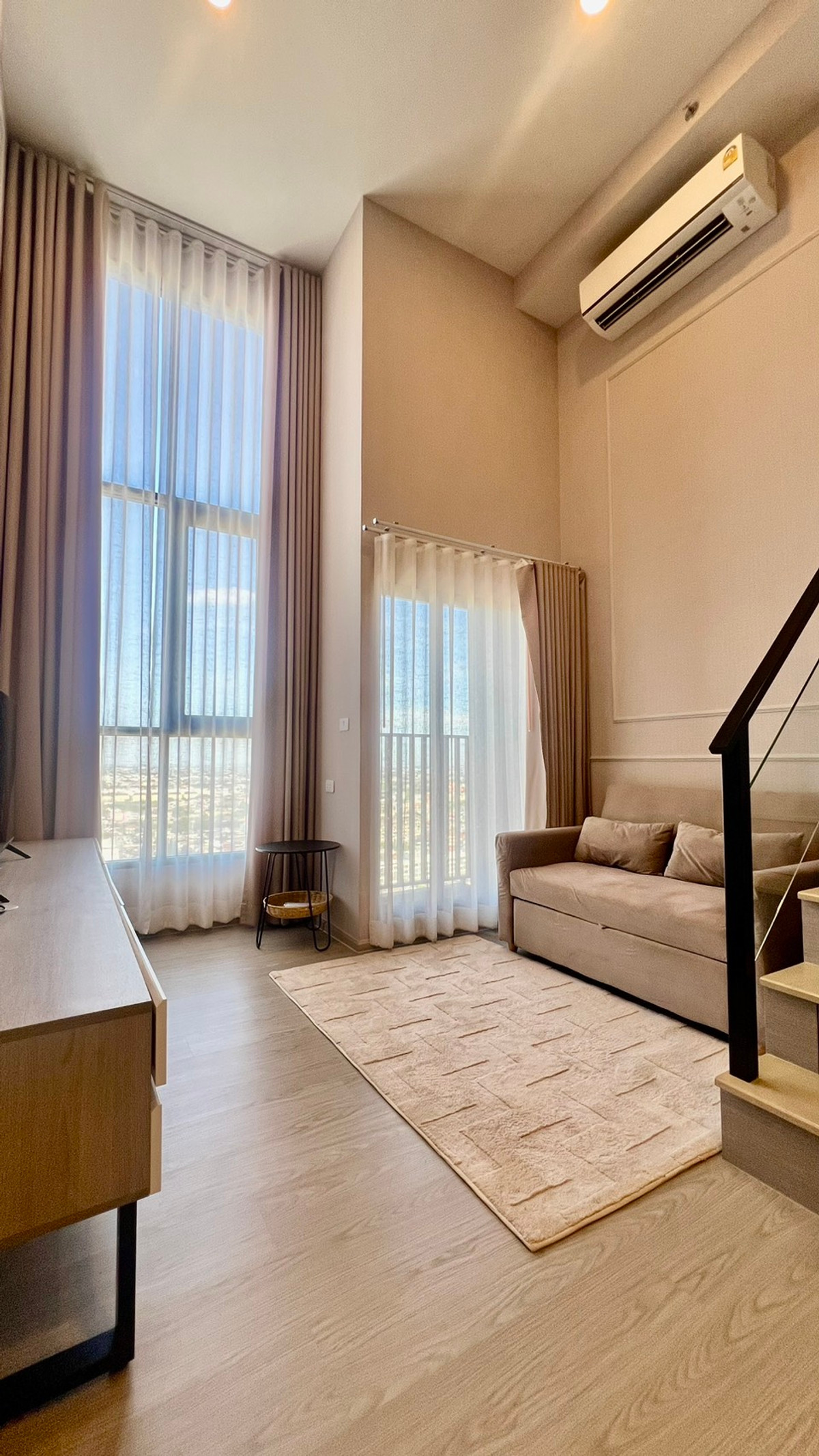 ให้เช่าคอนโดเสรีไทย-นิด้า : เช่าด่วนถูกมาก ห้อง Duplex ใหม่ สะอาด Origin Plug&Play Ramkhamhaeng Triple Station เพียง 15,000.-/เดือน