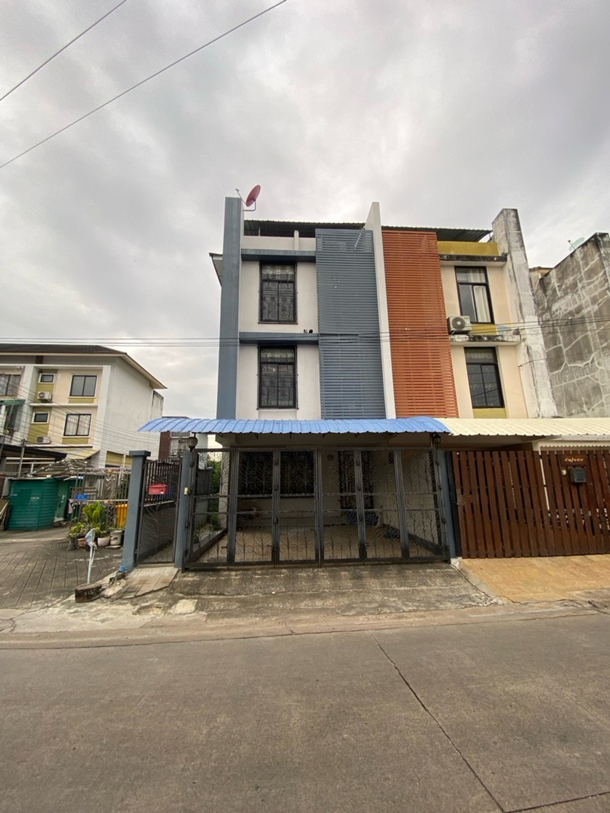 ขายทาวน์โฮมเอกชัย บางบอน : ขาย ทาวน์โฮม 3 ชั้นครึ่ง ม.กรีนเพลส จอมทอง 13 หลังมุม ถนนเมน ไม่มีบ้านตรงข้าม ต่อเติมตกเเต่งเเล้ว