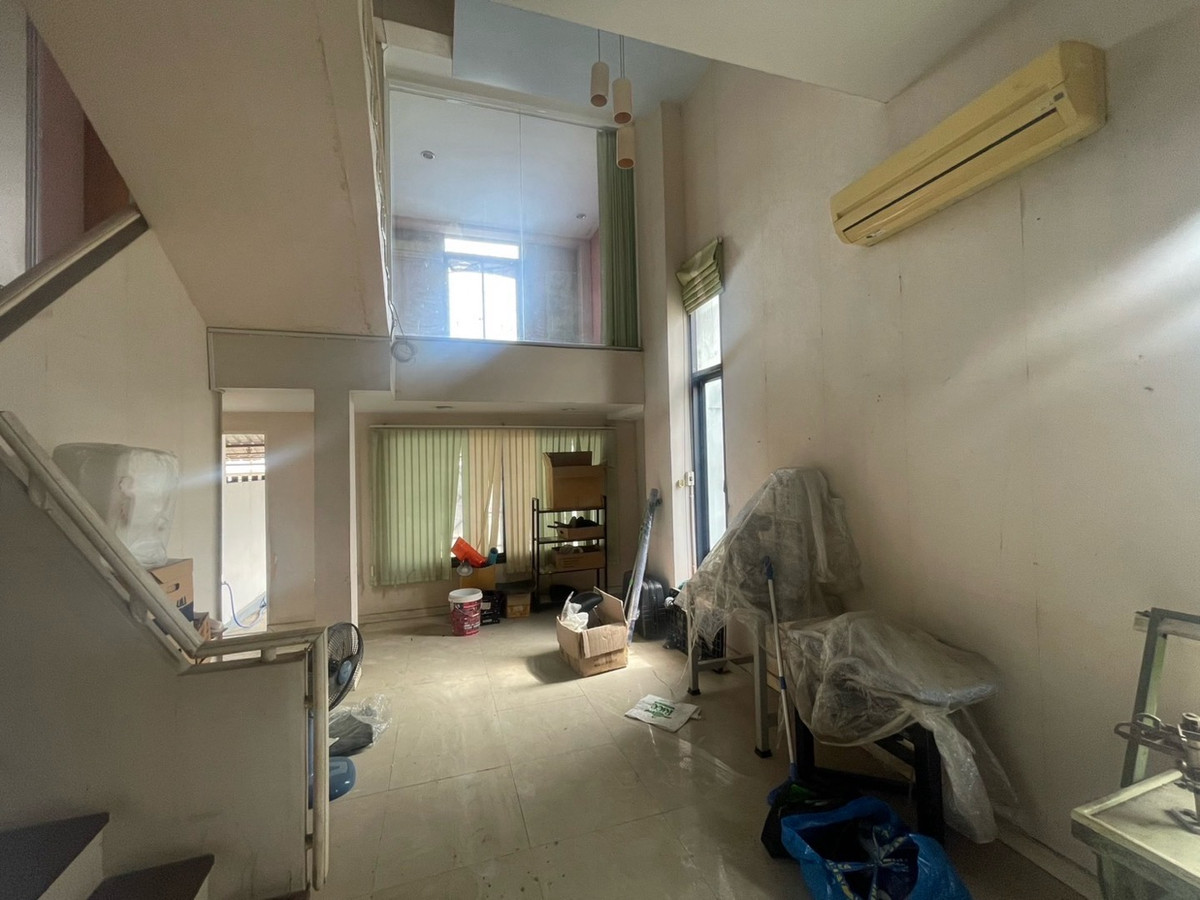 For SaleTownhomeEakachai, Bang Bon : Townhome for sale, 3 and a half floors, Green Place Village, Chom Thong 13, corner house, Main Road, no house opposite. Added decorations already.