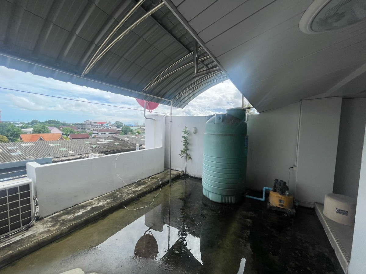 For SaleTownhomeEakachai, Bang Bon : Townhome for sale, 3 and a half floors, Green Place Village, Chom Thong 13, corner house, Main Road, no house opposite. Added decorations already.