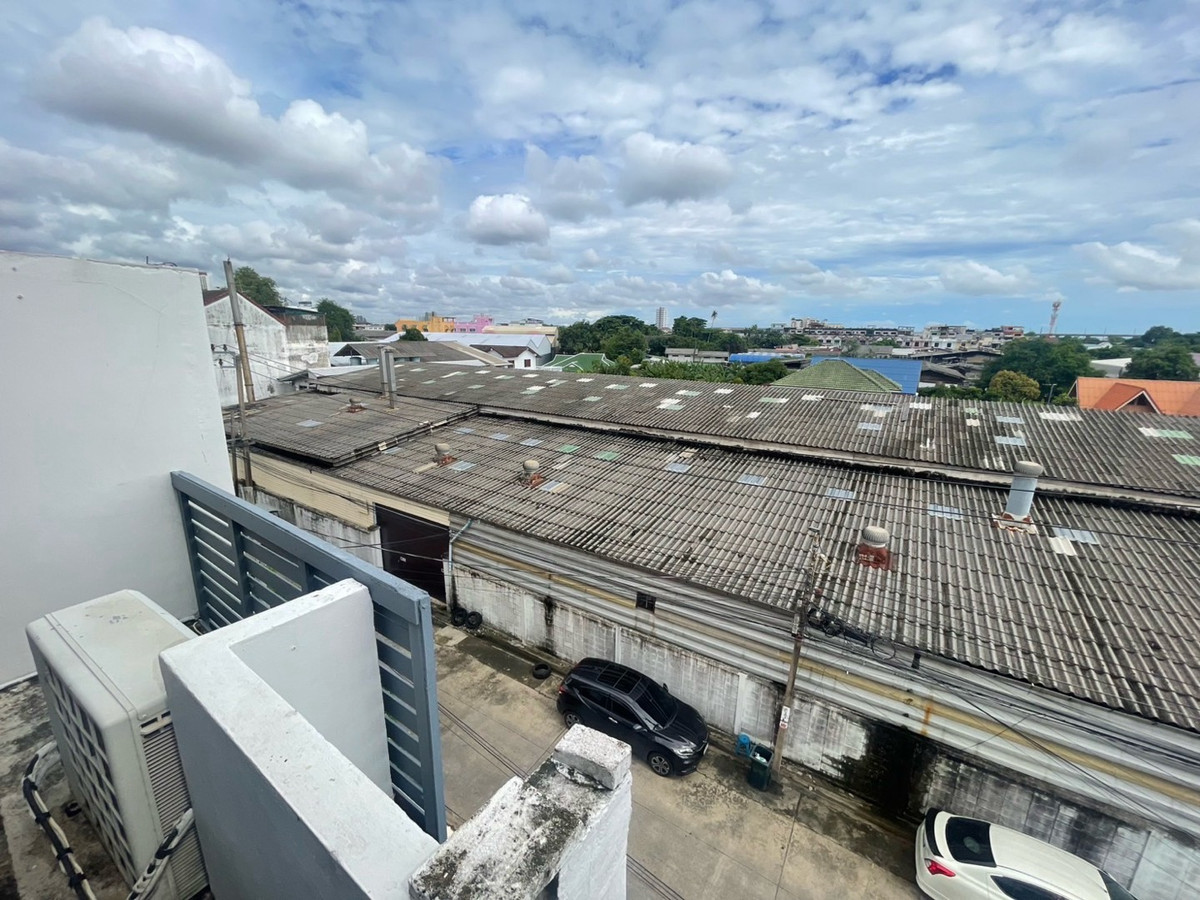 For SaleTownhomeEakachai, Bang Bon : Townhome for sale, 3 and a half floors, Green Place Village, Chom Thong 13, corner house, Main Road, no house opposite. Added decorations already.