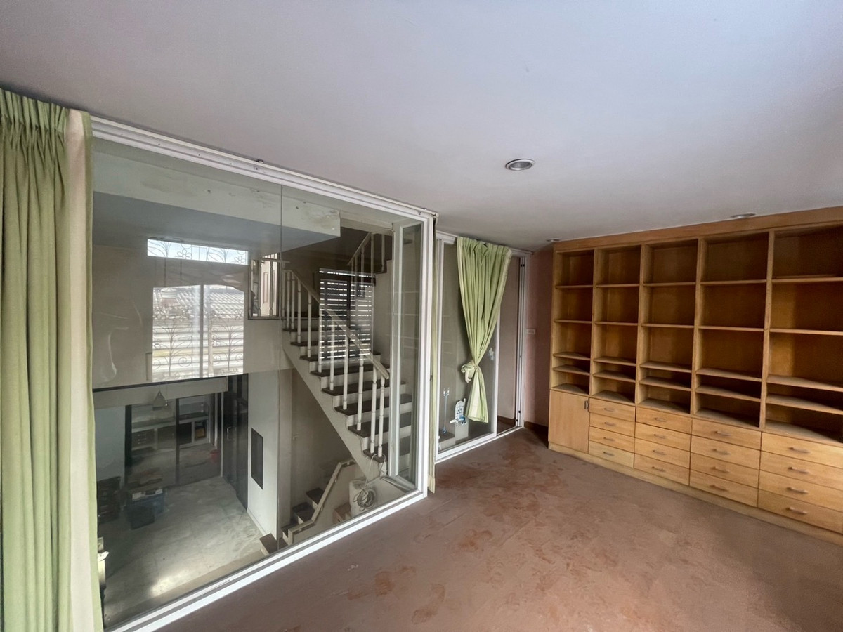 For SaleTownhomeEakachai, Bang Bon : Townhome for sale, 3 and a half floors, Green Place Village, Chom Thong 13, corner house, Main Road, no house opposite. Added decorations already.