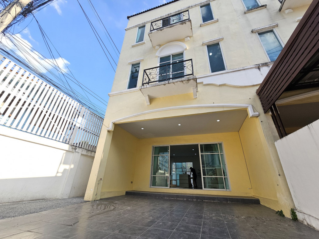 For SaleTownhomeEakachai, Bang Bon : For sale: 3-storey townhouse, The Beato Ekachai-Kanlapaphruek, cheapest price in the area, Soi Kamnan Maen 3, size 23 sq m.