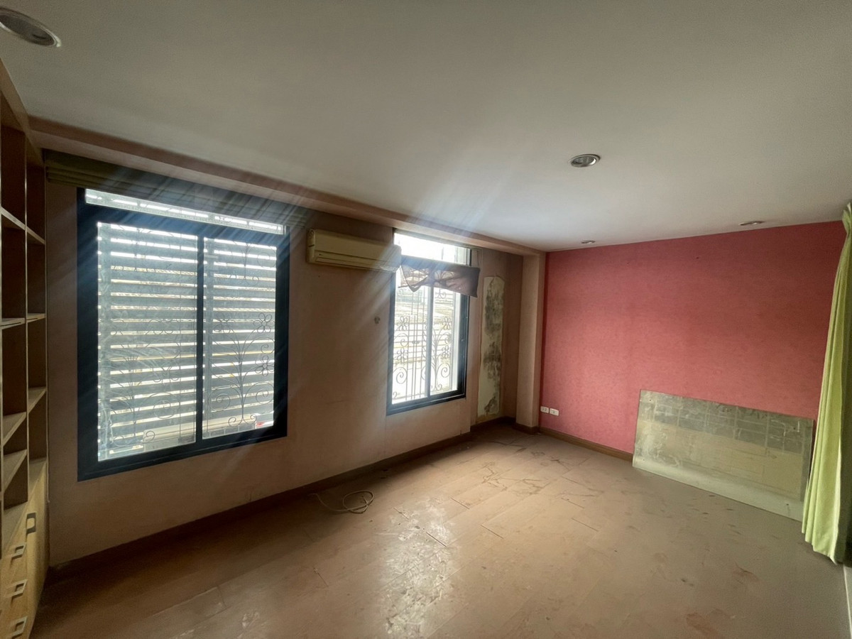 For SaleTownhomeEakachai, Bang Bon : Townhome for sale, 3 and a half floors, Green Place Village, Chom Thong 13, corner house, Main Road, no house opposite. Added decorations already.