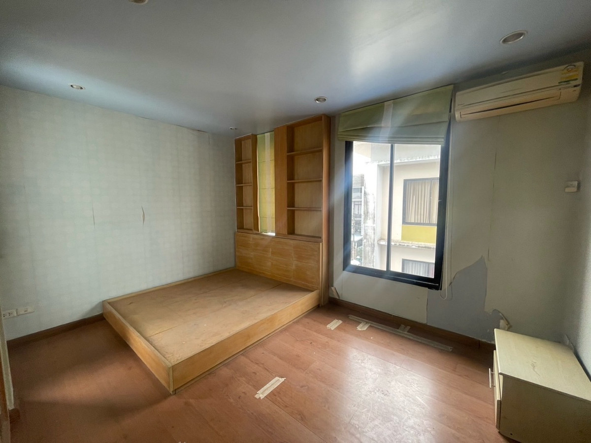 For SaleTownhomeEakachai, Bang Bon : Townhome for sale, 3 and a half floors, Green Place Village, Chom Thong 13, corner house, Main Road, no house opposite. Added decorations already.