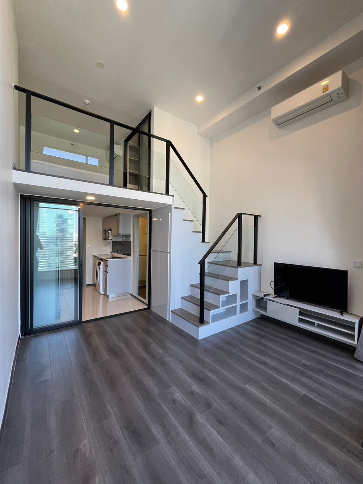 For RentCondoKasetsart, Ratchayothin : 🏙 For rent Knightsbridge Space Ratchayothin (Urgent!) ✨ Duospace 2 floors | 36 sq m. | Extra high ceilings 📍 Next to BTS Ratchayothin, just a few steps away, new room, very beautiful, fully furnished, complete electrical appliances. Ready to move in immed