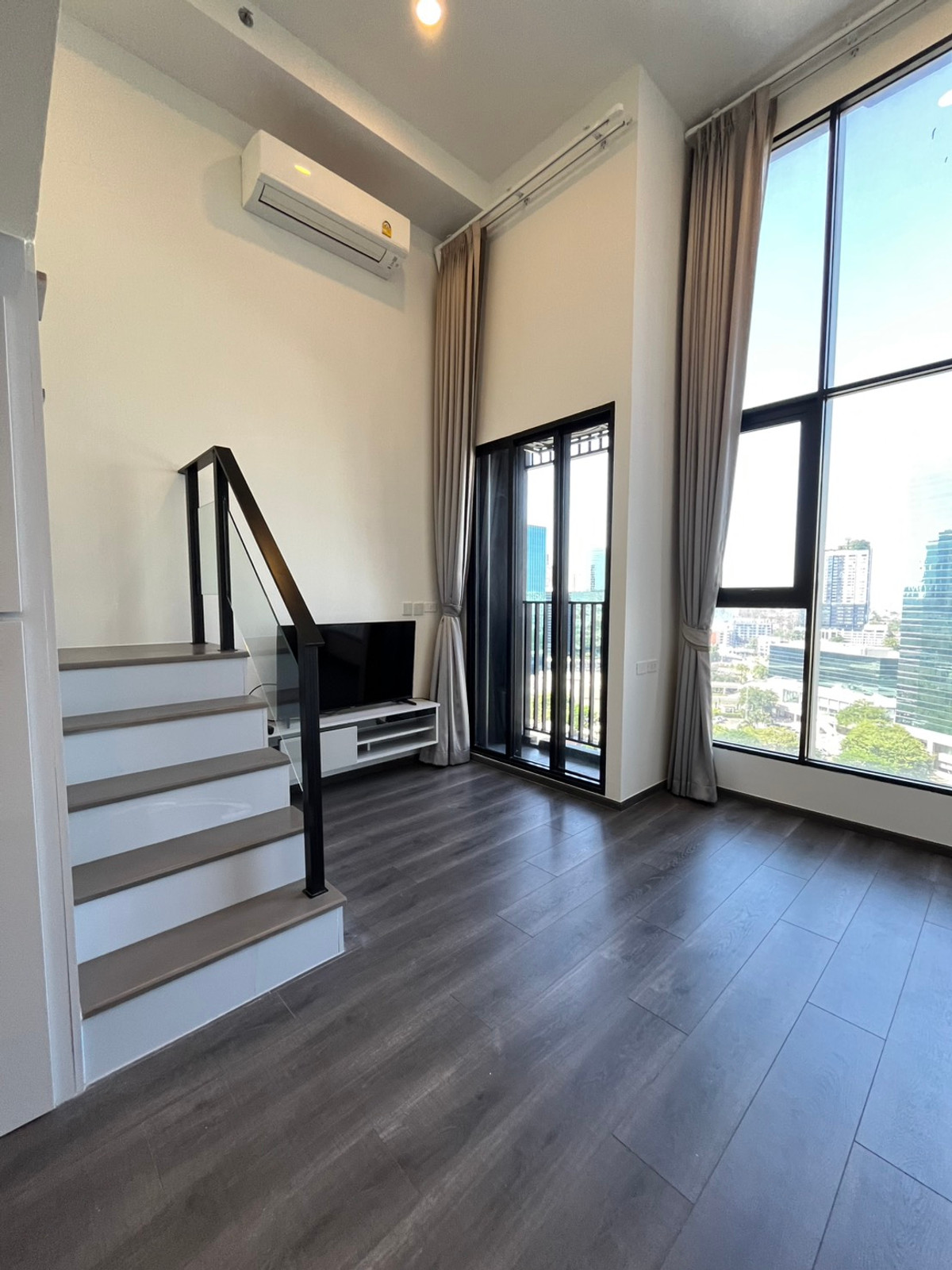 ให้เช่าคอนโดเกษตรศาสตร์ รัชโยธิน : 🏙 ให้เช่า Knightsbridge Space Ratchayothin (ด่วน!)  ✨ Duospace 2 ชั้น | 36 ตร.ม. | เพดานสูงโปร่งพิเศษ 📍 ติด BTS พหลโยธิน เพียงไม่กี่ก้าว ห้องใหม่ สวยมาก เฟอร์ครบ เครื่องใช้ไฟฟ้าครบ พร้อมเข้าอยู่ทันที