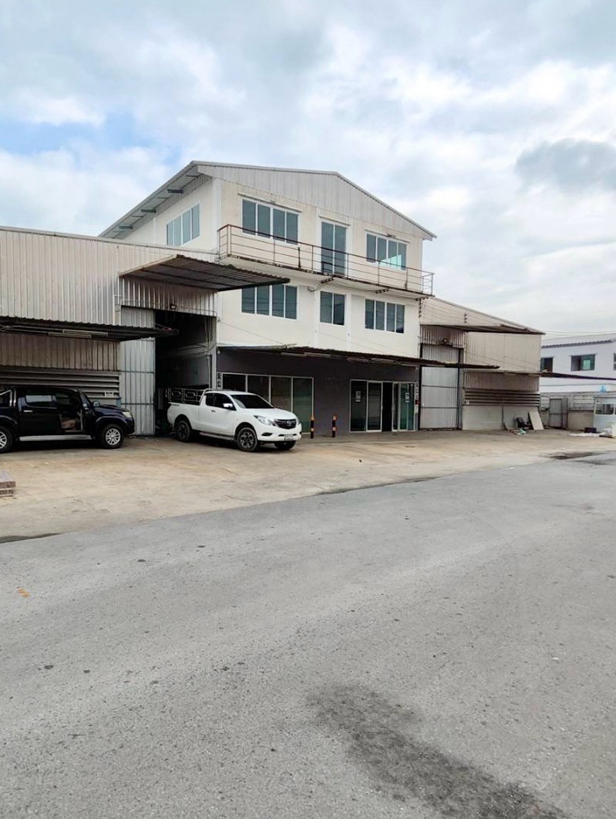 ให้เช่าโกดังนวมินทร์ รามอินทรา : 🏭ให้เช่าโกดังพระยาสุเรนทร์35 พื้นที่ 1,800 ตารางเมตร  มีออฟฟิศ รถใหญ่เข้า-ออกได้