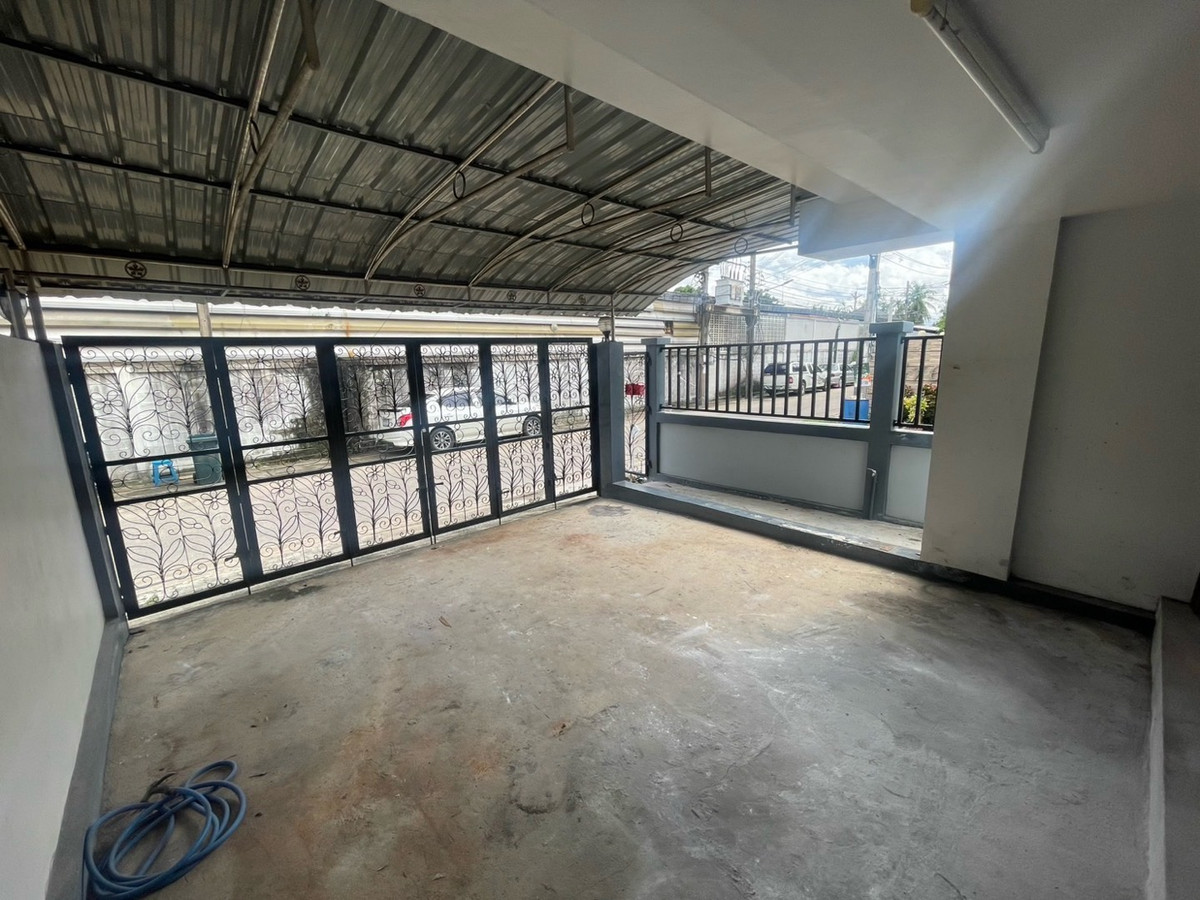 For SaleTownhomeEakachai, Bang Bon : Townhome for sale, 3 and a half floors, Green Place Village, Chom Thong 13, corner house, Main Road, no house opposite. Added decorations already.