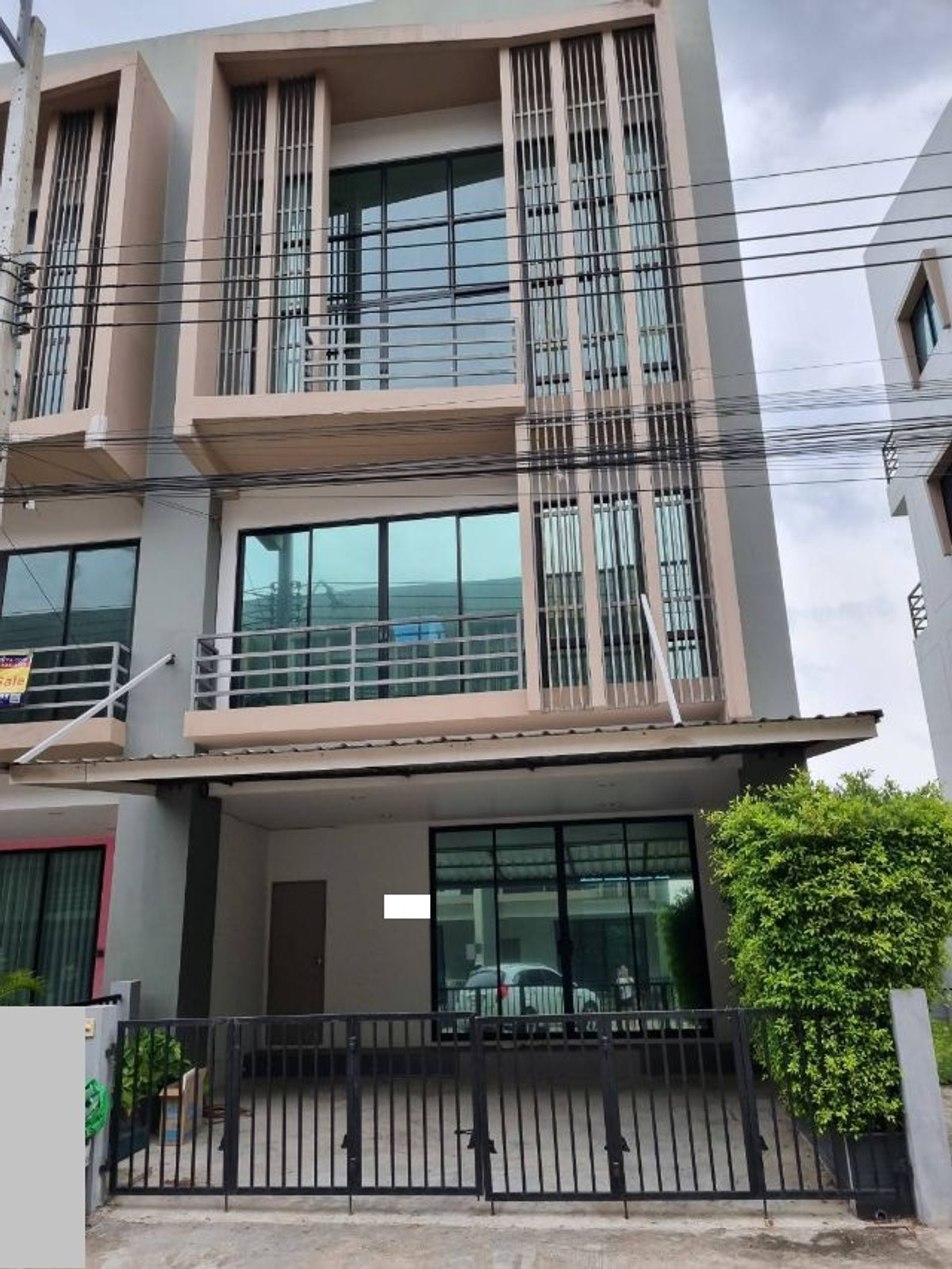 For RentTownhomeMin Buri, Romklao : For rent, corner house, 28 sq m, 3 bedrooms, 4 bathrooms, townhome, 3.5 floors, Vera Business, Romklao, Suvarnabhumi.