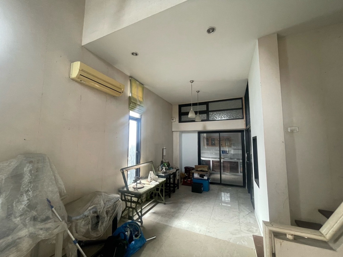For SaleTownhomeEakachai, Bang Bon : Townhome for sale, 3 and a half floors, Green Place Village, Chom Thong 13, corner house, Main Road, no house opposite. Added decorations already.