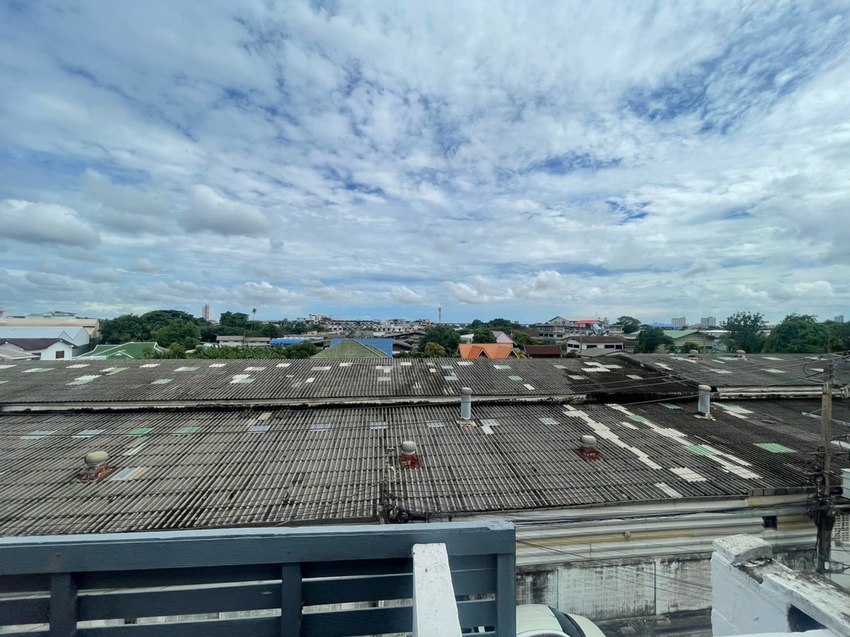 For SaleTownhomeEakachai, Bang Bon : Townhome for sale, 3 and a half floors, Green Place Village, Chom Thong 13, corner house, Main Road, no house opposite. Added decorations already.