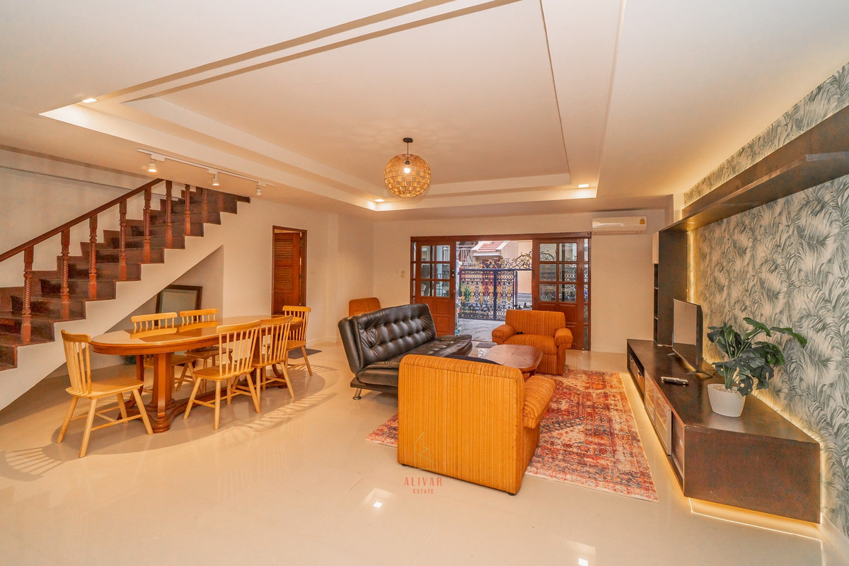 For RentTownhomeSukhumvit, Asoke, Thonglor : RH111625 Townhome for rent, 5 floors, 5 bedrooms, with private rooftop, Thonglor area, near BTS Thonglor.