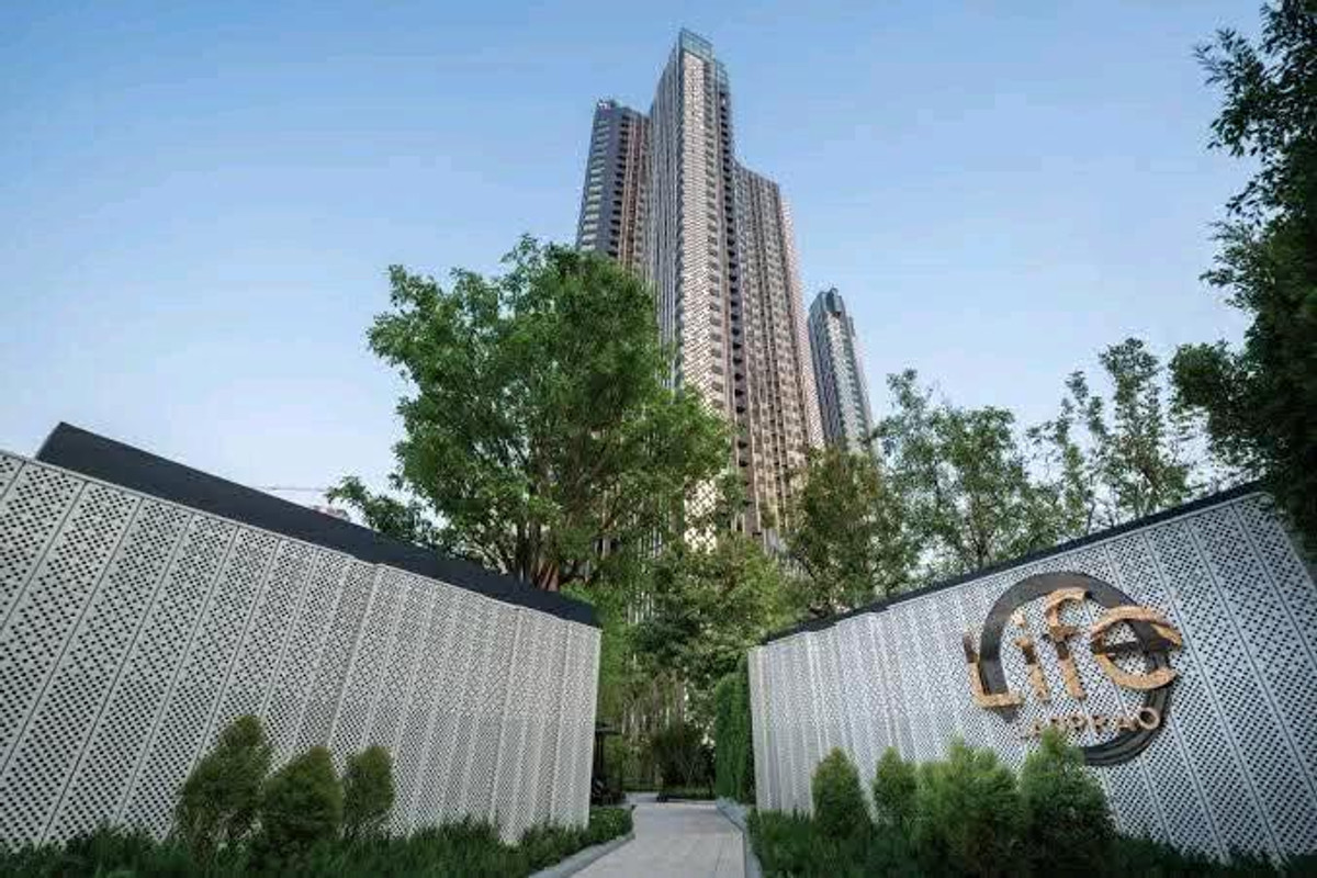 For RentCondoLadprao, Central Ladprao : 📍 Location next to BTS Lat Phrao Intersection, convenient travel.