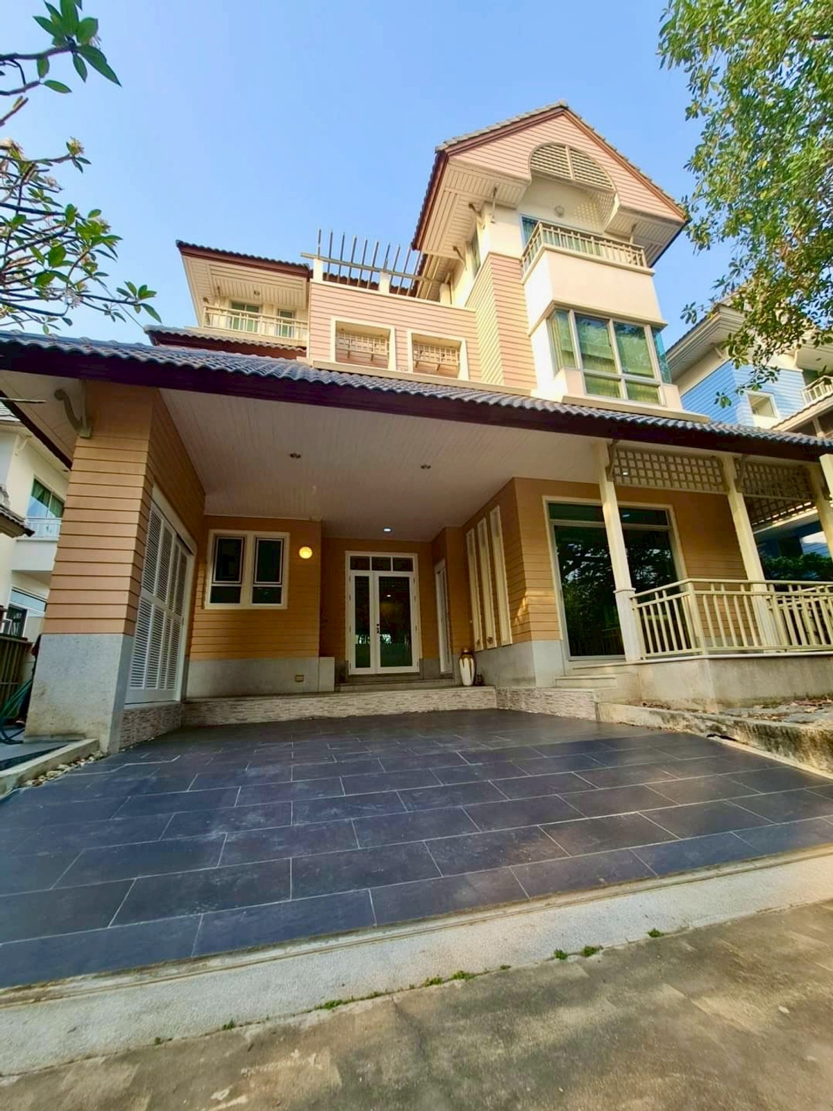 ให้เช่าบ้านอ่อนนุช อุดมสุข : ให้เช่าบ้านเดี่ยวหรู 3 ชั้น  หมู่บ้านพรไพลิน สุขุมวิท 101/1 | 4 นอน 4 น้ำ 2 จอด