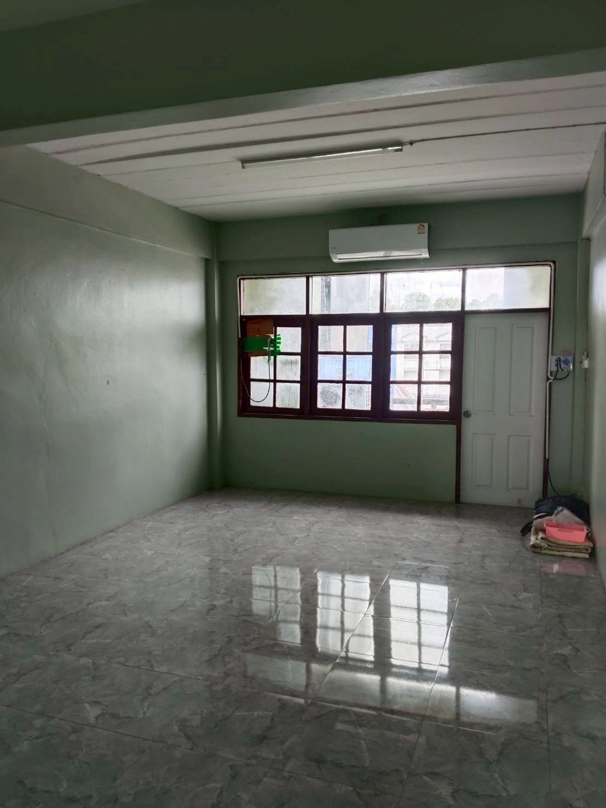 ขายอาคารพาณิชย์ระยอง : 94098 - ขายอาคารพาณิชย์ 4 ชั้น หน้าโครงการบ้านฉางเพลส ระยอง ตรงข้ามหน้าอำเภอบ้านฉาง ทำเลดีติดถนสุขุมวิท เหมาะทำสำนักงาน ซื้อลงทุนให้เช่า บ้านพักอาศัย