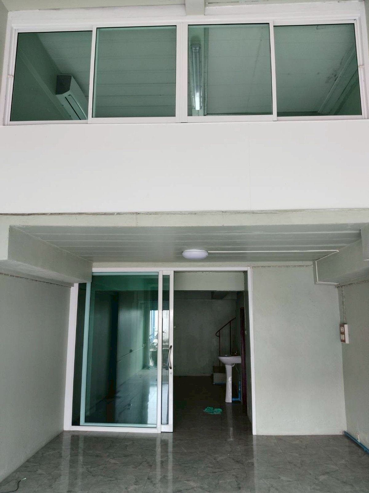 ขายอาคารพาณิชย์ระยอง : 94098 - ขายอาคารพาณิชย์ 4 ชั้น หน้าโครงการบ้านฉางเพลส ระยอง ตรงข้ามหน้าอำเภอบ้านฉาง ทำเลดีติดถนสุขุมวิท เหมาะทำสำนักงาน ซื้อลงทุนให้เช่า บ้านพักอาศัย