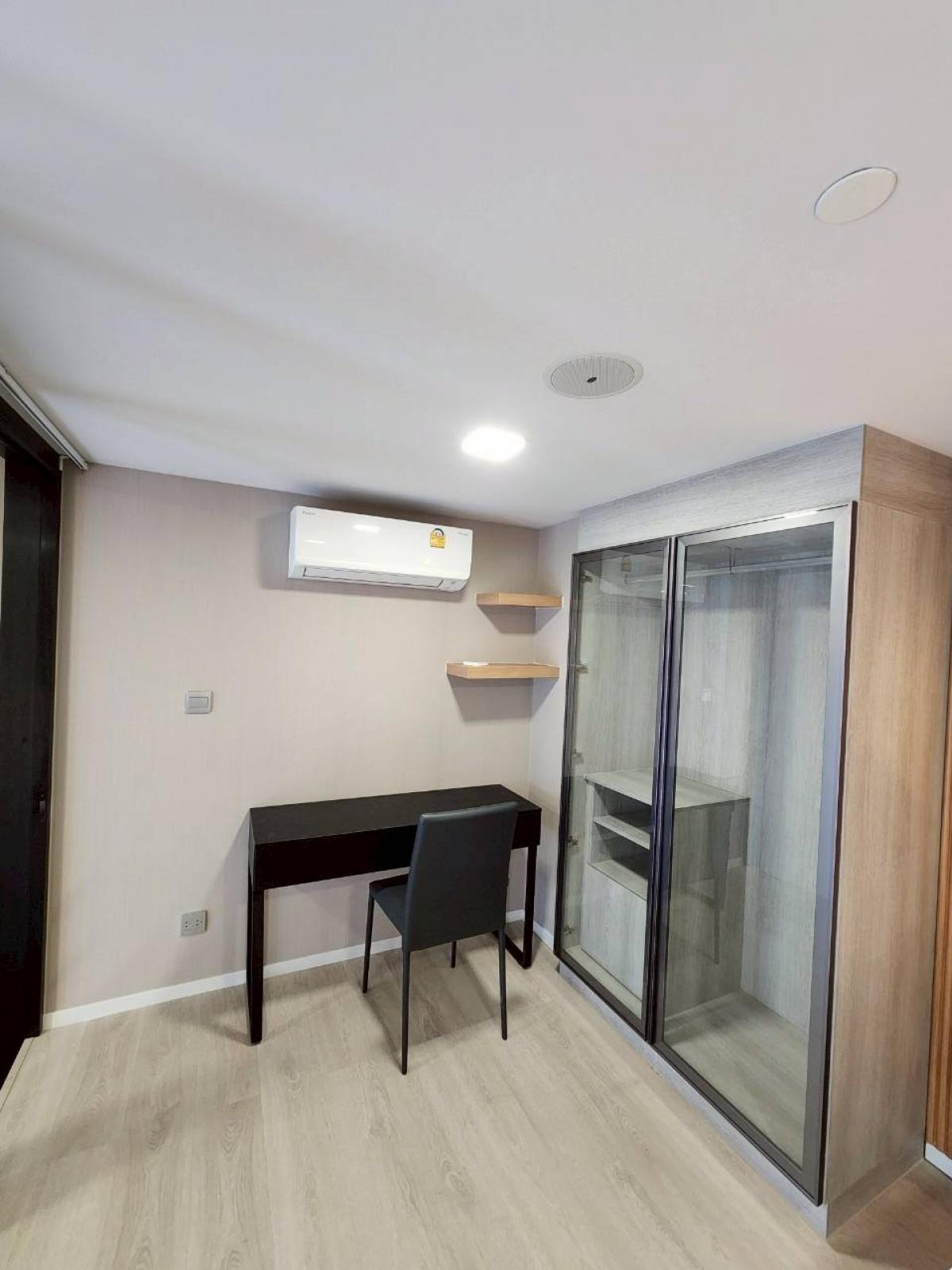 For RentCondoPathum Thani,Rangsit, Thammasat : 🚩For rent: Modiz Launch, Duplex room, 2 floors, area 27 sq m., Muji + Modern style, built-in decoration with decorative lights and decorative mirrors.