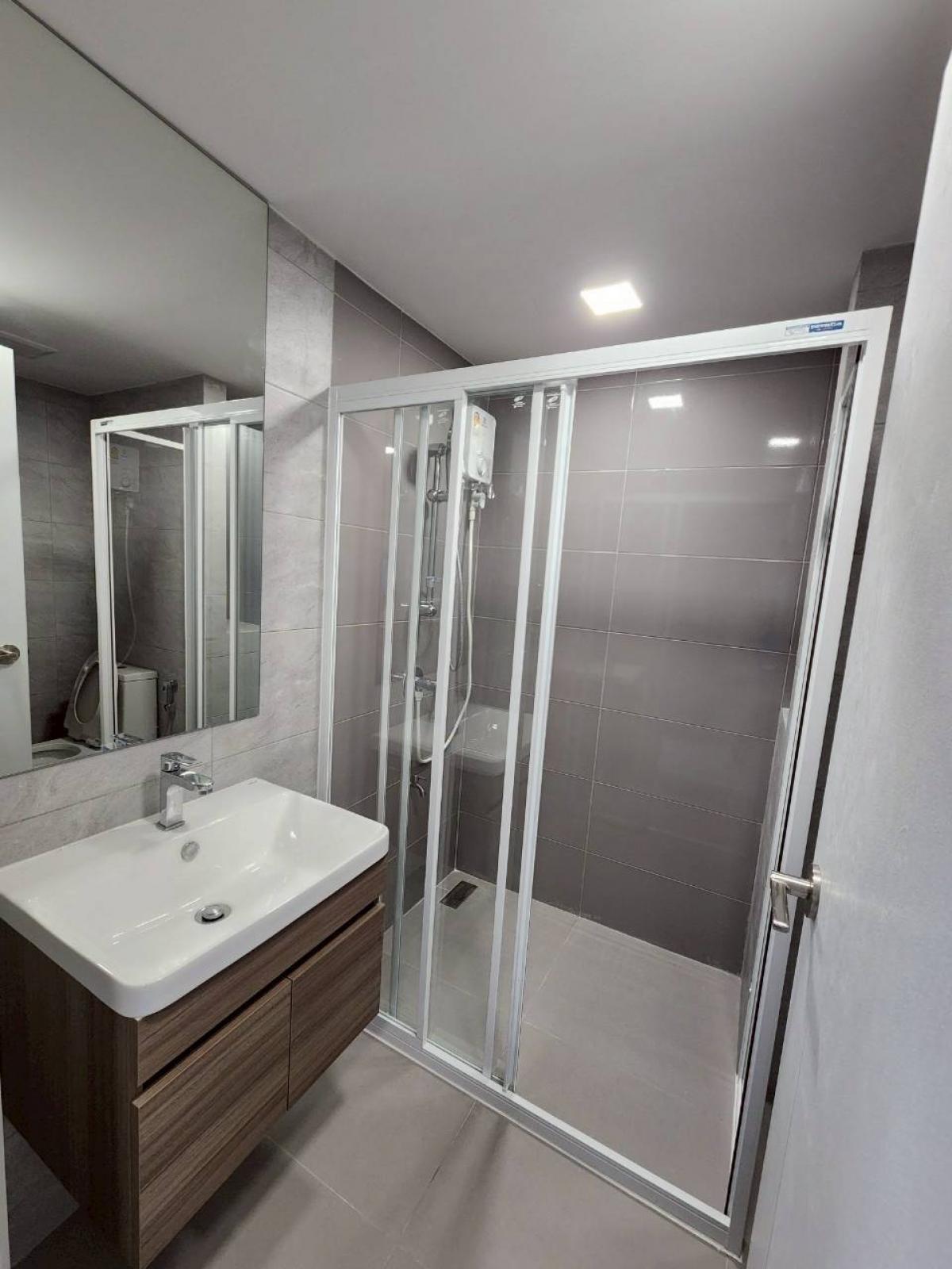 For RentCondoPathum Thani,Rangsit, Thammasat : 🚩For rent: Modiz Launch, Duplex room, 2 floors, area 27 sq m., Muji + Modern style, built-in decoration with decorative lights and decorative mirrors.